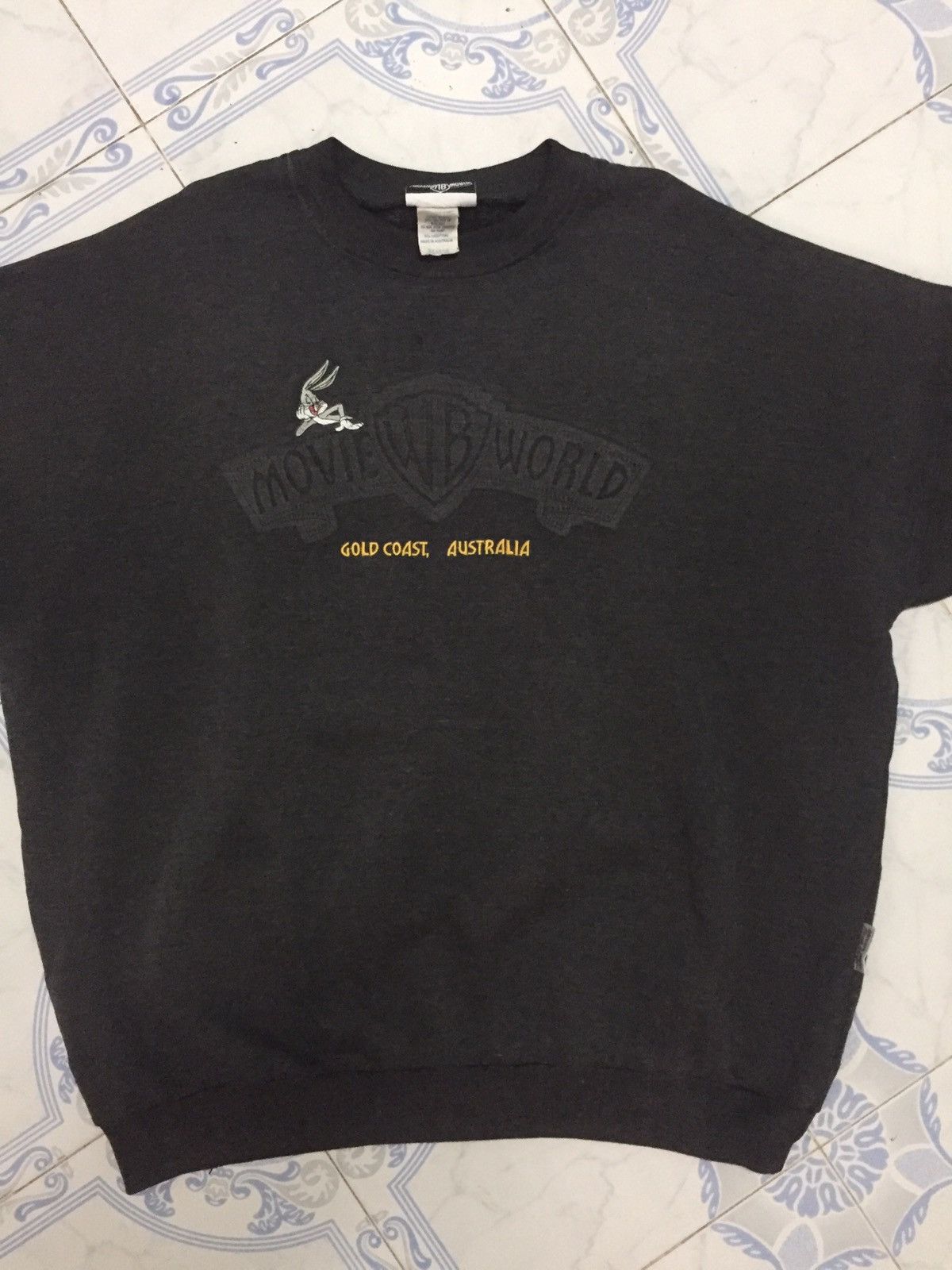 Vintage × Warner Bros 90s Vintage Bugs Bunny Movie World Gold Coast Sweatshirt Size US XL / EU 56 / 4 - 2 Thumbnail