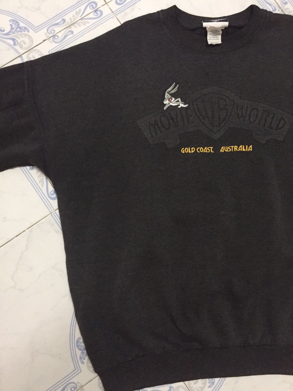 Vintage × Warner Bros 90s Vintage Bugs Bunny Movie World Gold Coast Sweatshirt Size US XL / EU 56 / 4 - 4 Thumbnail