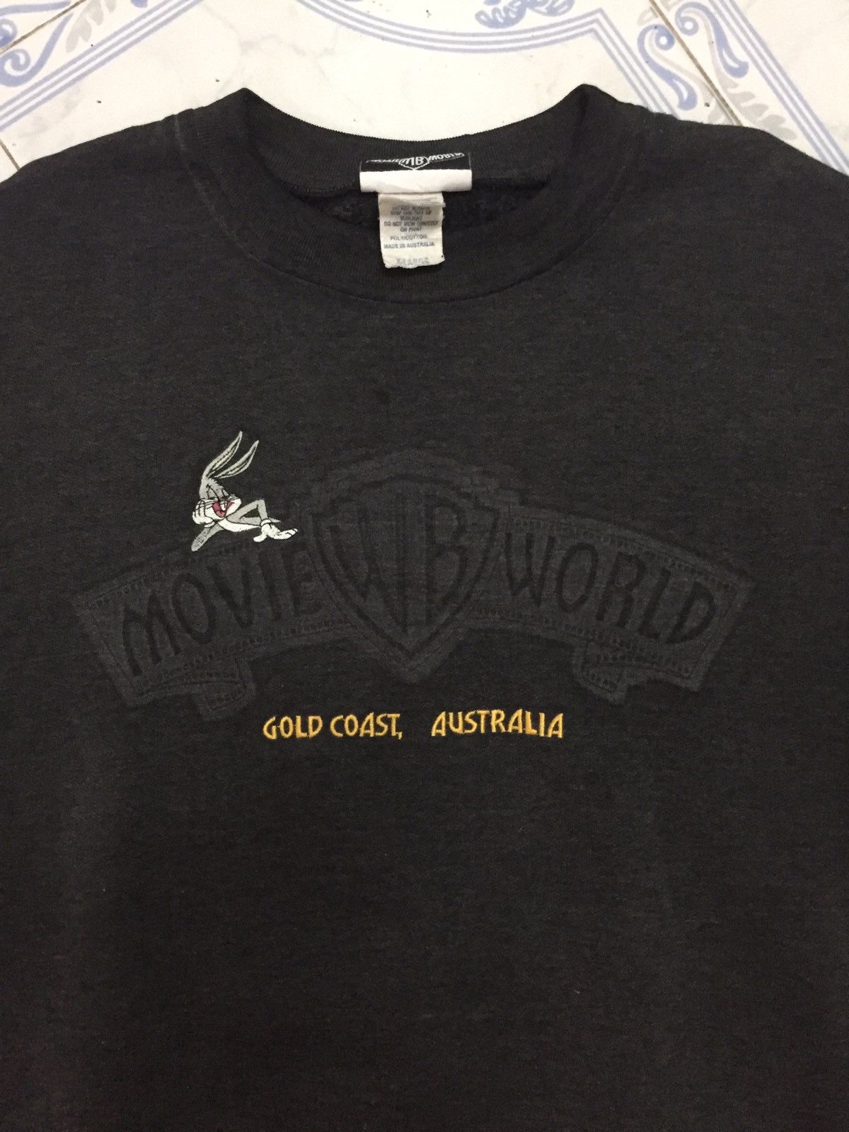 Vintage × Warner Bros 90s Vintage Bugs Bunny Movie World Gold Coast Sweatshirt Size US XL / EU 56 / 4 - 7 Thumbnail