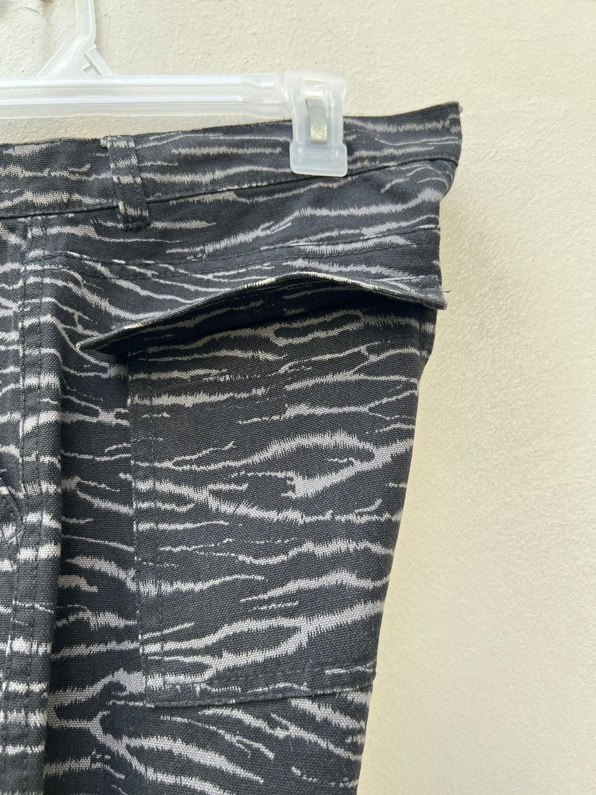 Vintage Vintage RIGHT-ON Japan Black Tiger Stripes Camo Fatigue Pant Size US 31 - 19 Thumbnail