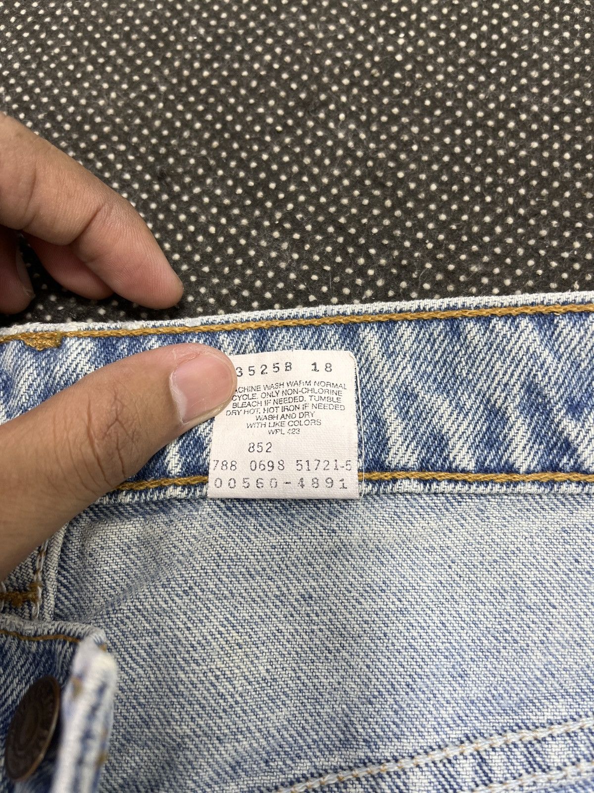 Levi's × Vintage 90’s Vintage Levi’s 560 Light Wash Jeans - J509 Size 32" / US 10 / IT 46 - 8 Thumbnail
