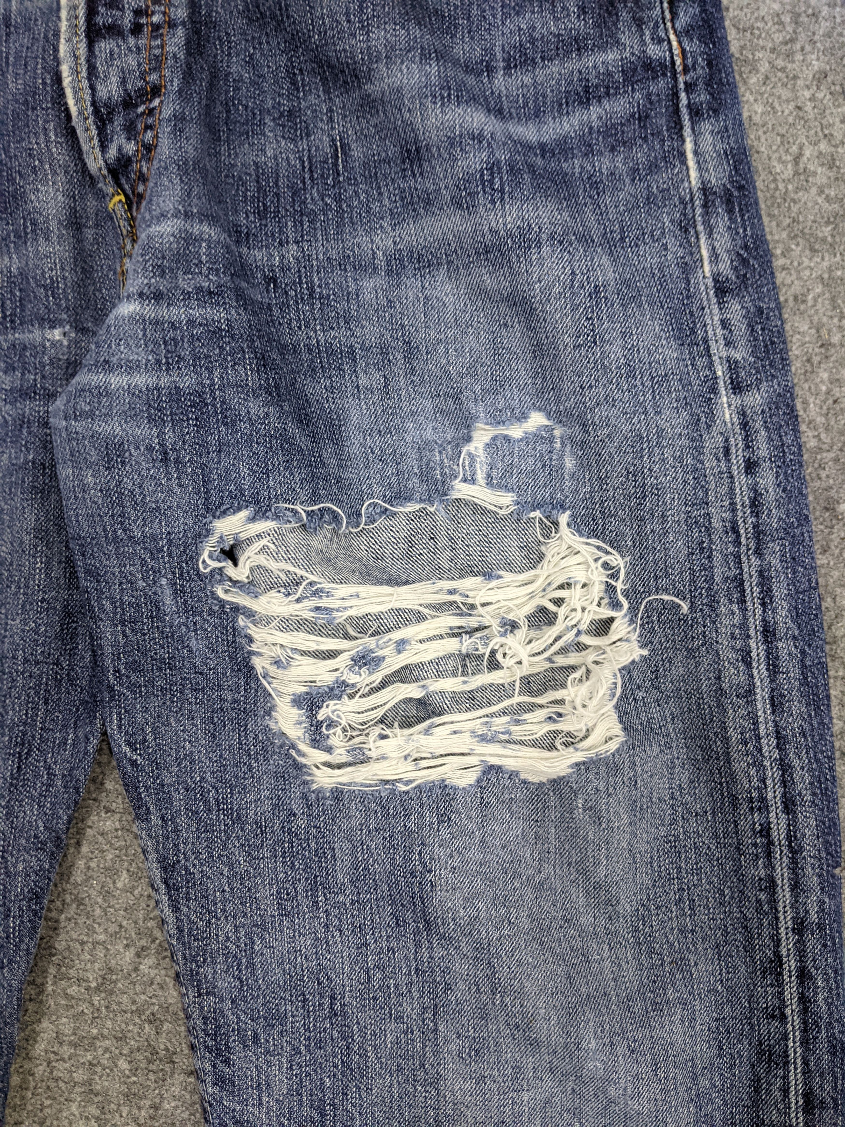 Levi's × Vintage Vintage Distressed Levis 501 Faded Blue Jeans Size US 33 - 7 Thumbnail