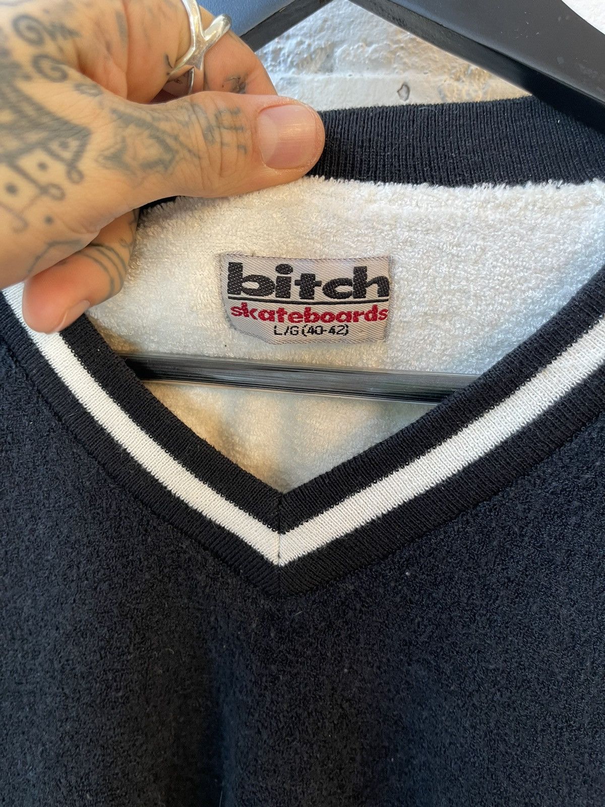 Vintage 90s BITCH SKATEBOARDS COZY V NECK SWEATER Size US L / EU 52-54 / 3 - 3 Thumbnail