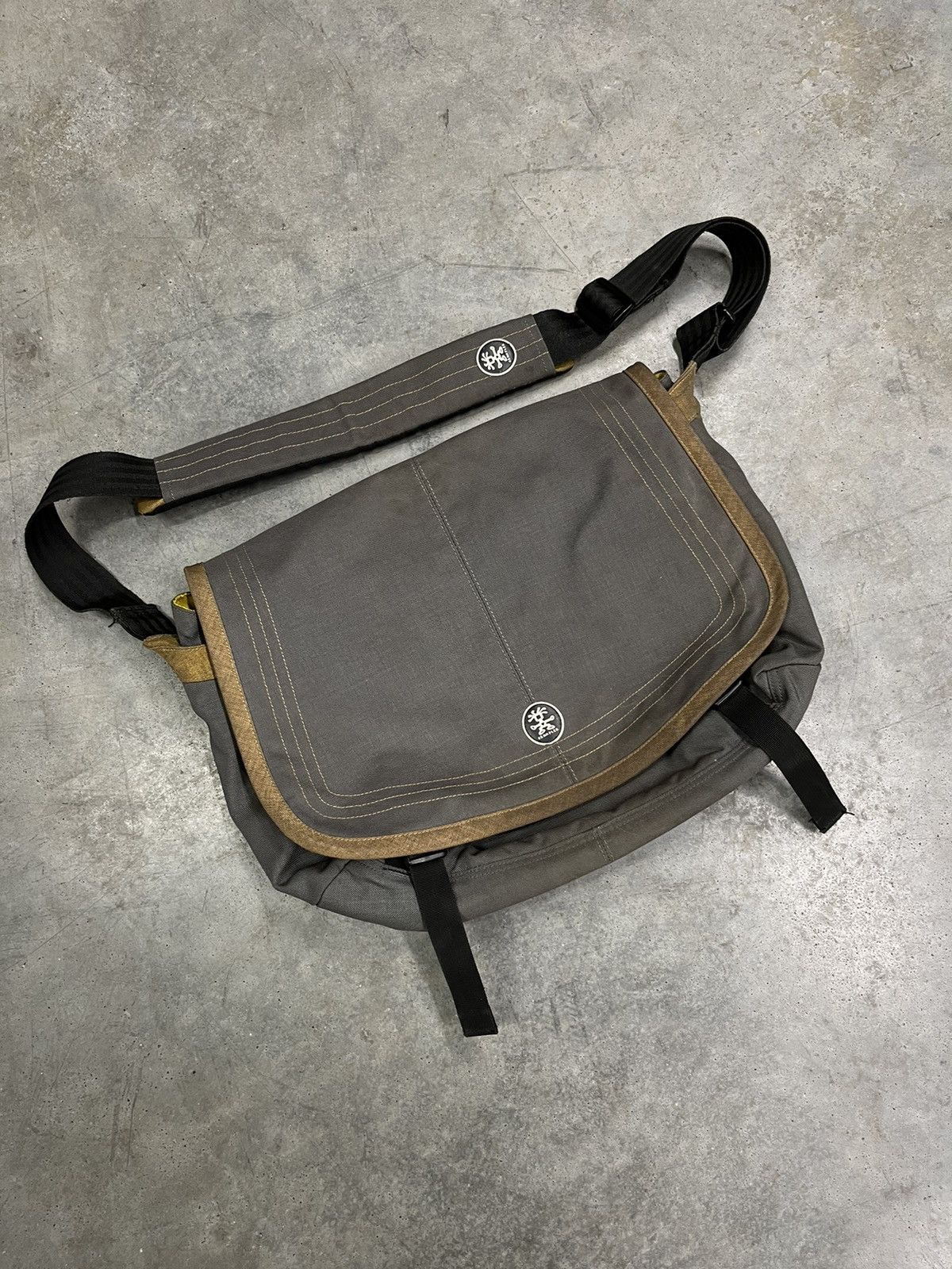 Pre-owned Crumpler X Vintage Crumpler Vintage Messenger Bag Grey-brown Travis Sling Bag