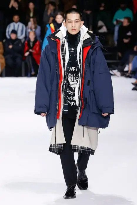 Balenciaga 2018 WFP oversized knit Size US M / EU 48-50 / 2 - 6 Thumbnail