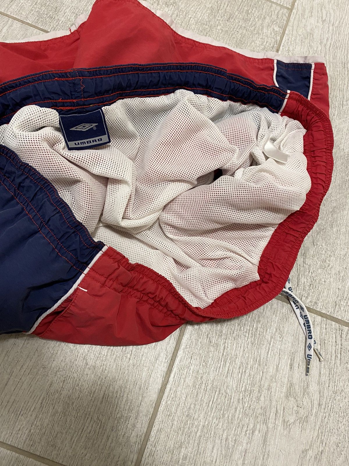 Umbro × Vintage Umbro Vintage Nylon Red Navy Shorts Size US 32 / EU 48 - 6 Thumbnail