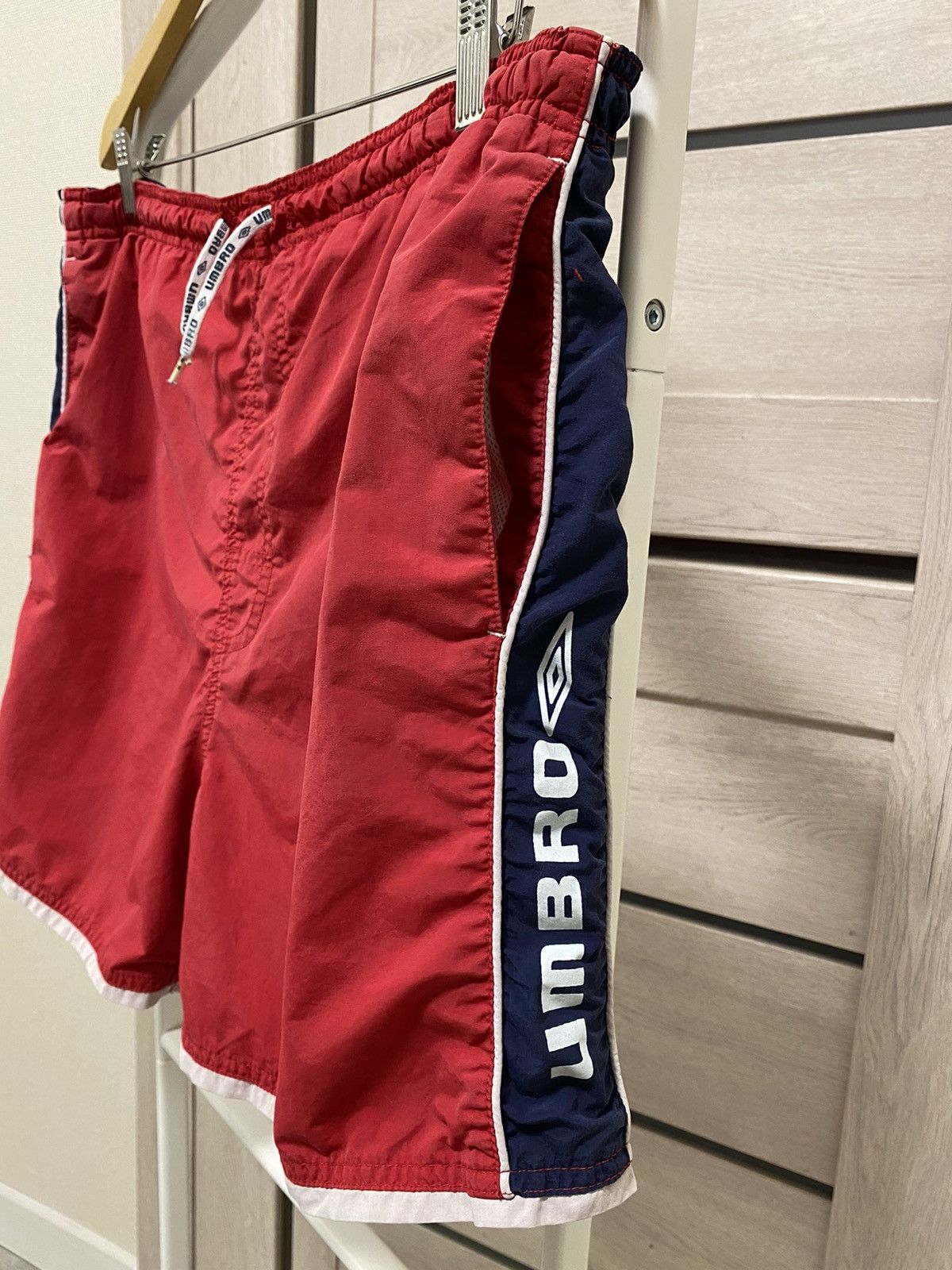 Umbro × Vintage Umbro Vintage Nylon Red Navy Shorts Size US 32 / EU 48 - 3 Thumbnail