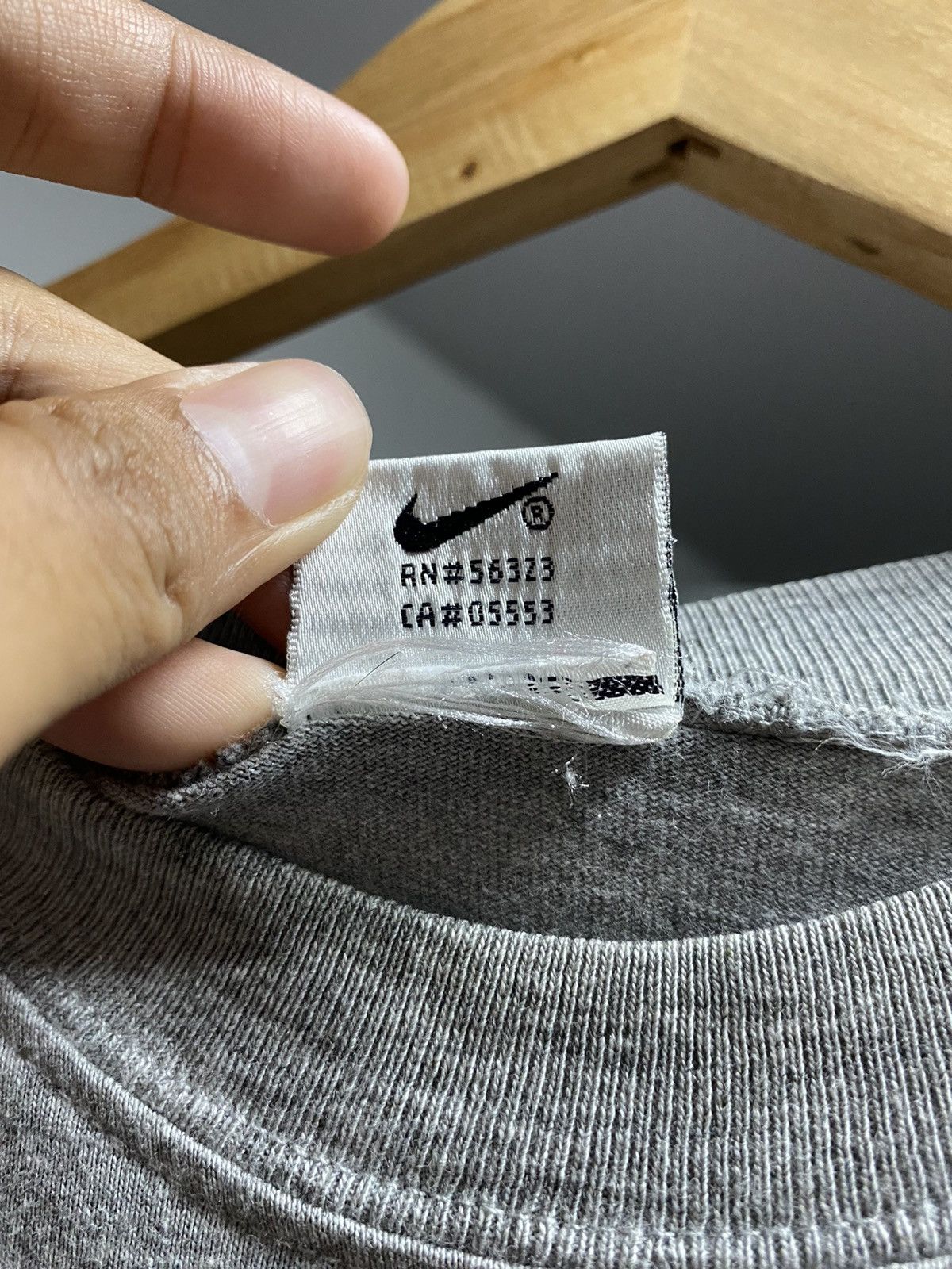 Nike Vintage Nike 90s Big Logo Tee Shirt Size US L / EU 52-54 / 3 - 7 Thumbnail