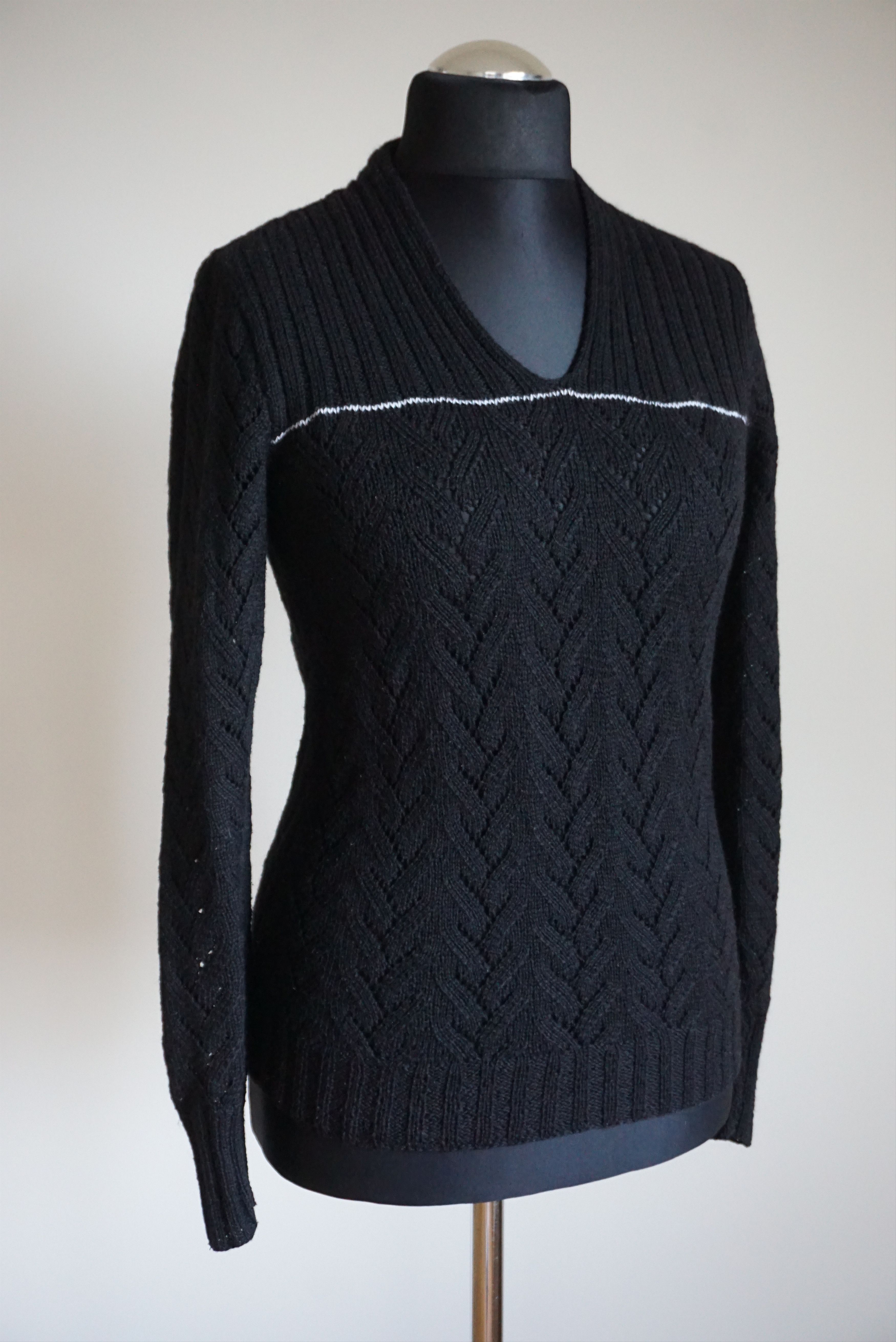 Handmade Vintage hand knitted jumper S/M 10/12 patterned wool blend Size S / US 4 / IT 40 - 19 Thumbnail