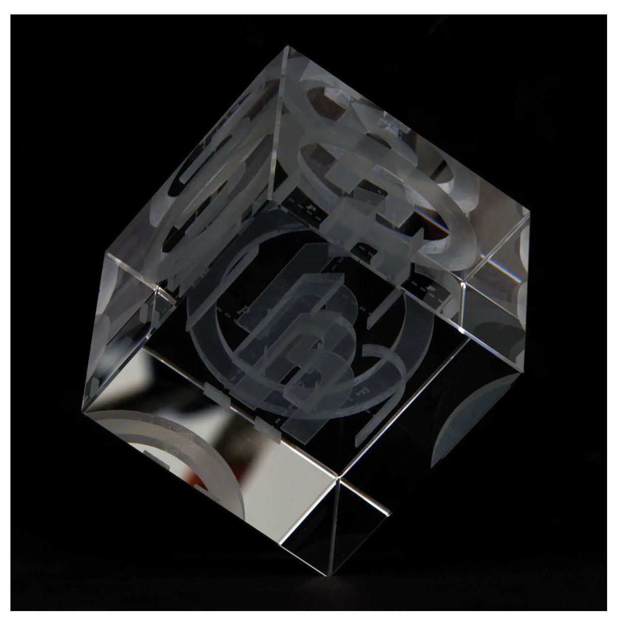 HIDDEN Hidden NY Crystal Paperweight Size ONE SIZE - 7 Thumbnail