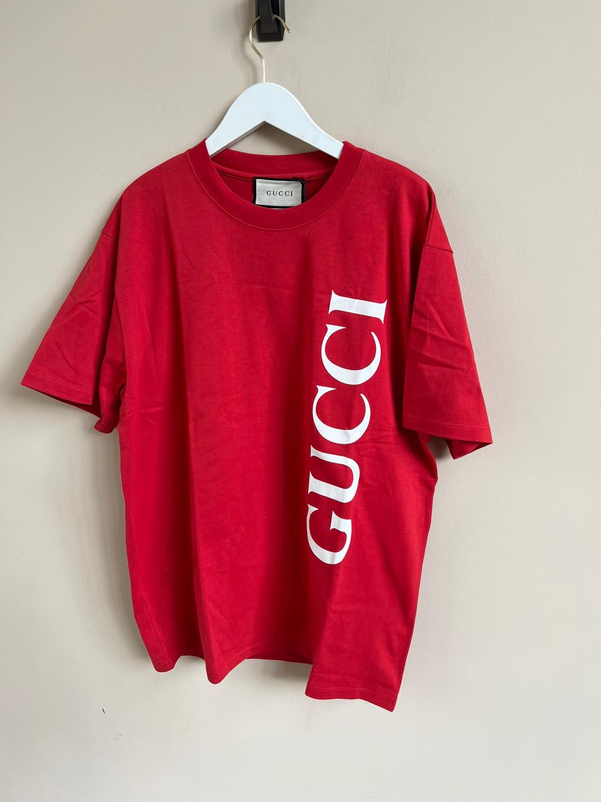 Gucci Oversized Vertical Logo Tee in Red Size US S / EU 44-46 / 1 - 10 Thumbnail