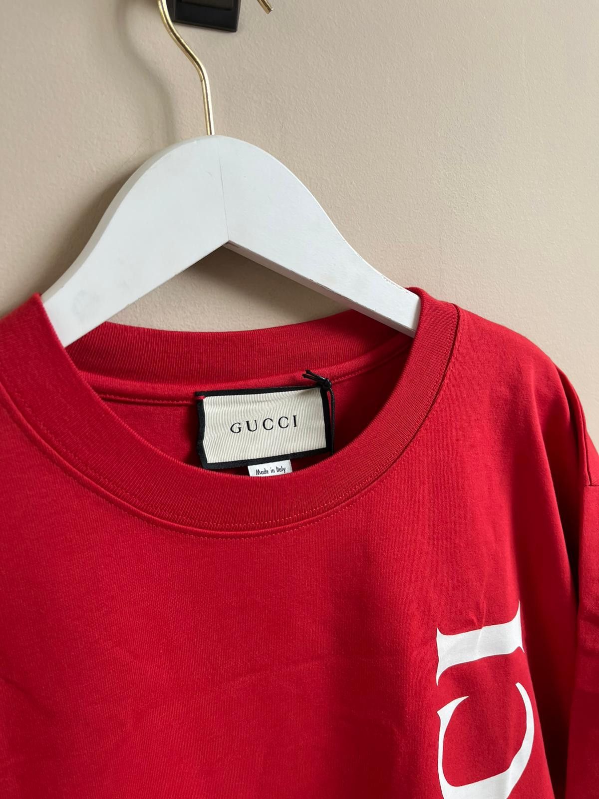 Gucci Oversized Vertical Logo Tee in Red Size US S / EU 44-46 / 1 - 6 Thumbnail
