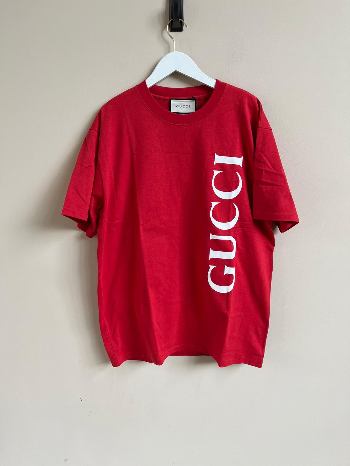 Gucci Oversized Vertical Logo Tee in Red Size US S / EU 44-46 / 1 - 1 Thumbnail