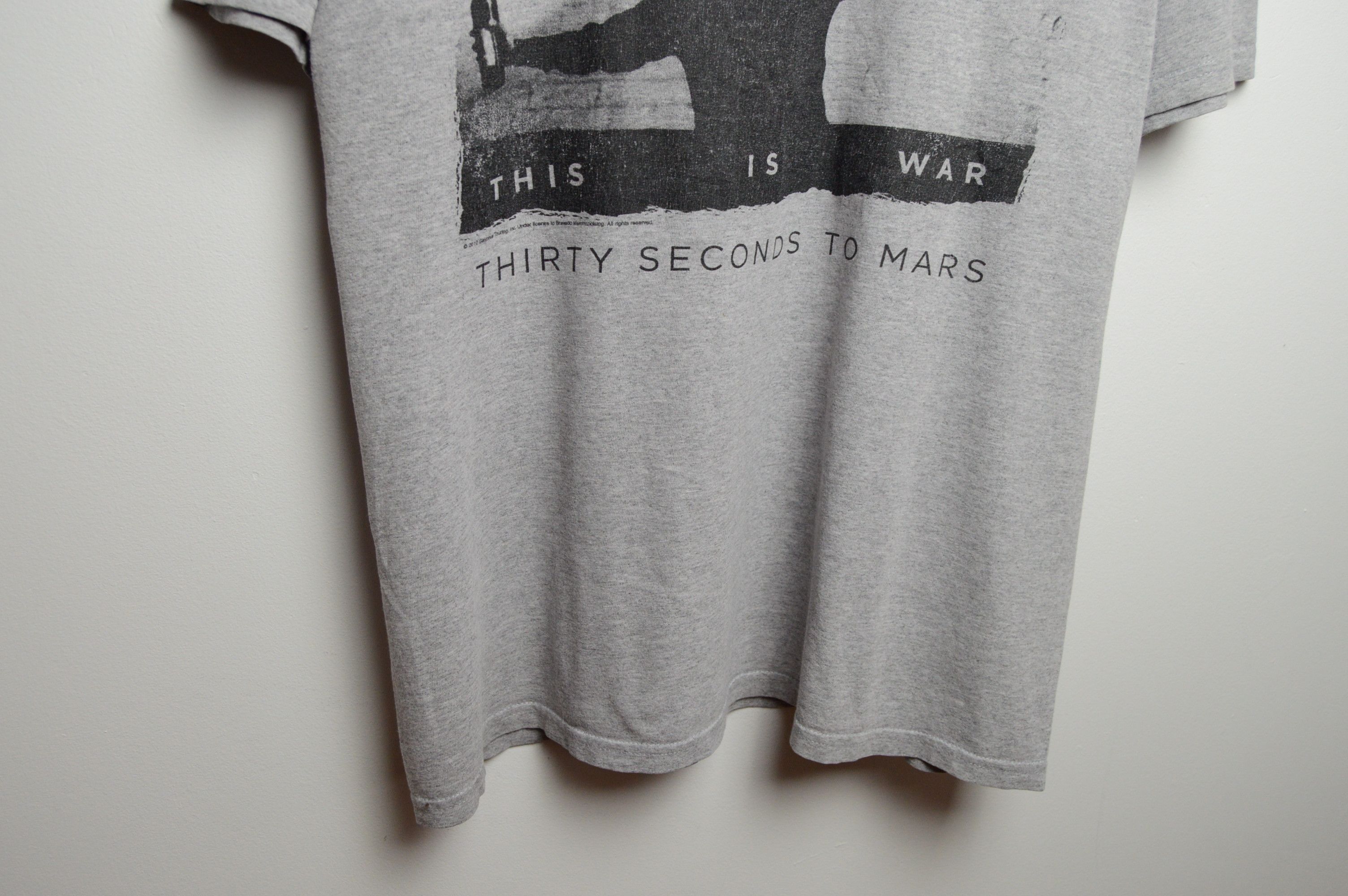 Band Tees 30 seconds to mars vintage 2010 this is war tee Size US L / EU 52-54 / 3 - 3 Thumbnail