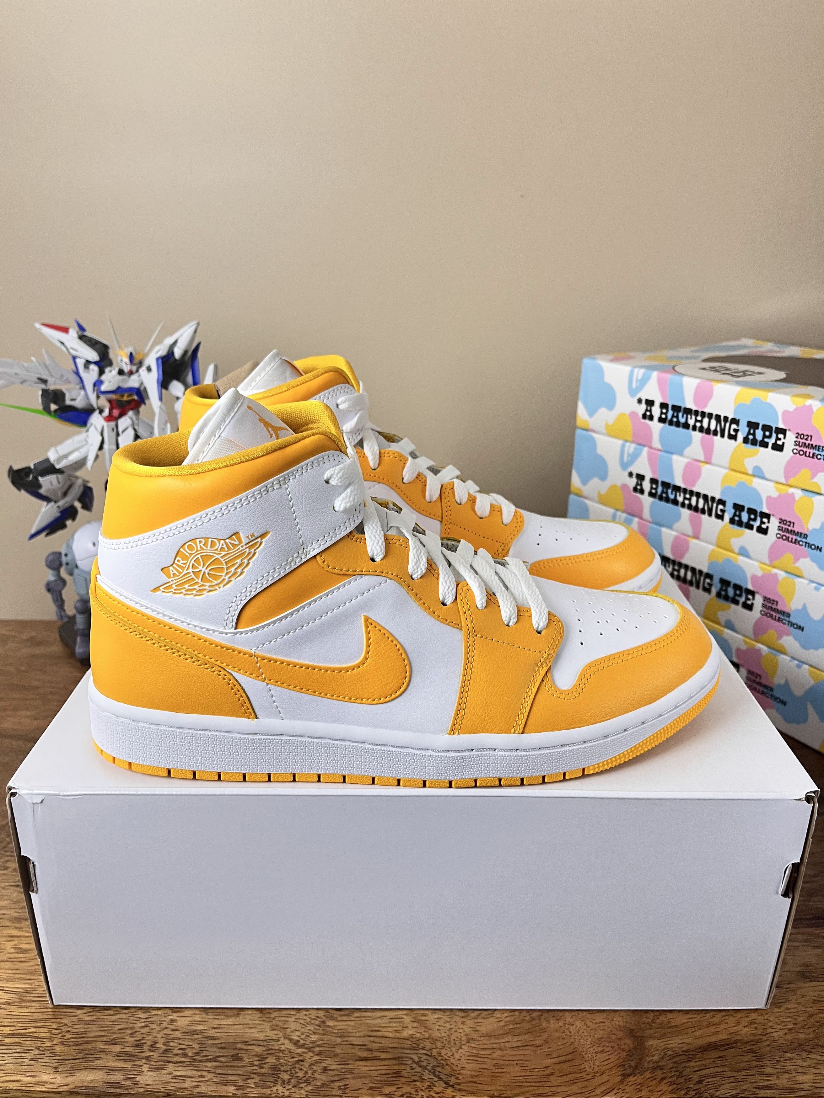 Jordan Brand NEW Air Jordan 1 Mid University Gold - Size 10 Size US 10 / EU 43 - 4 Thumbnail