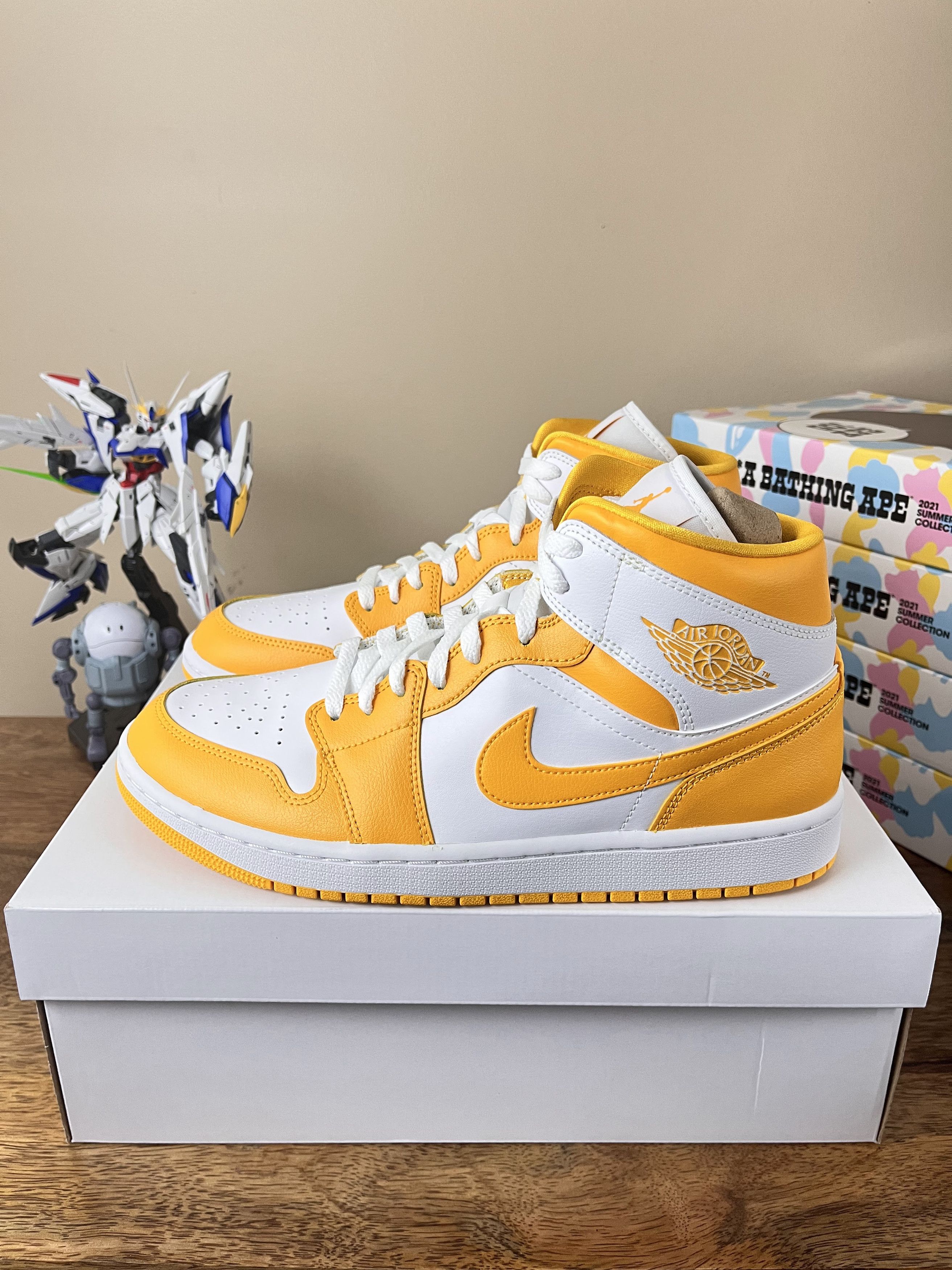 Jordan Brand NEW Air Jordan 1 Mid University Gold - Size 10 Size US 10 / EU 43 - 2 Thumbnail