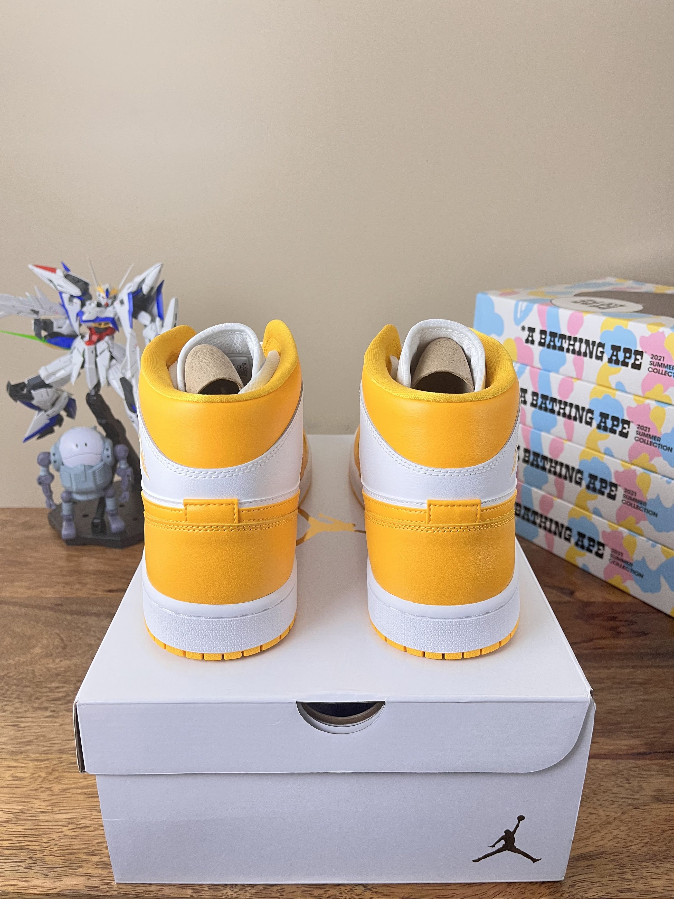 Jordan Brand NEW Air Jordan 1 Mid University Gold - Size 10 Size US 10 / EU 43 - 3 Thumbnail