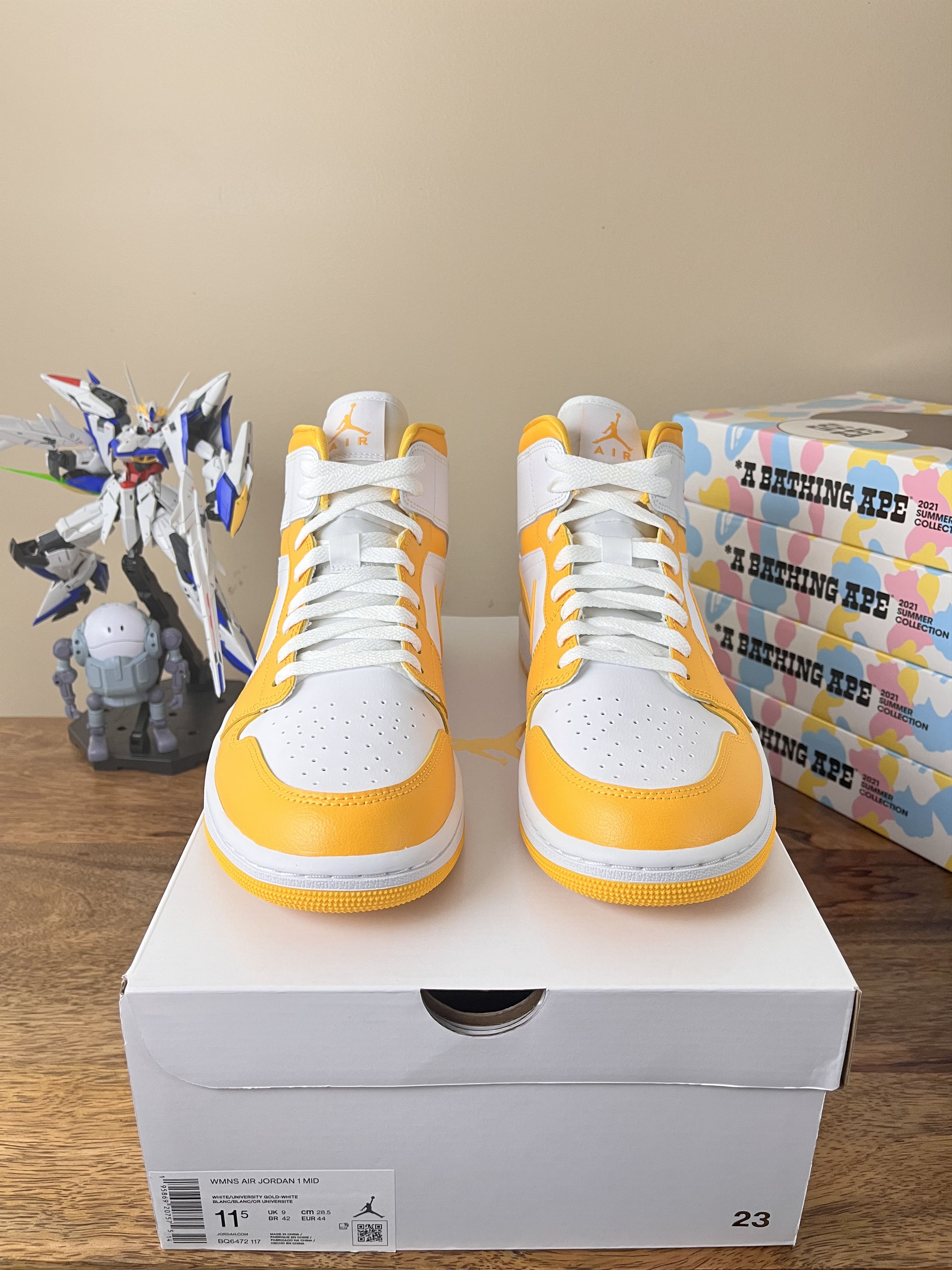 Jordan Brand NEW Air Jordan 1 Mid University Gold - Size 10 Size US 10 / EU 43 - 5 Thumbnail