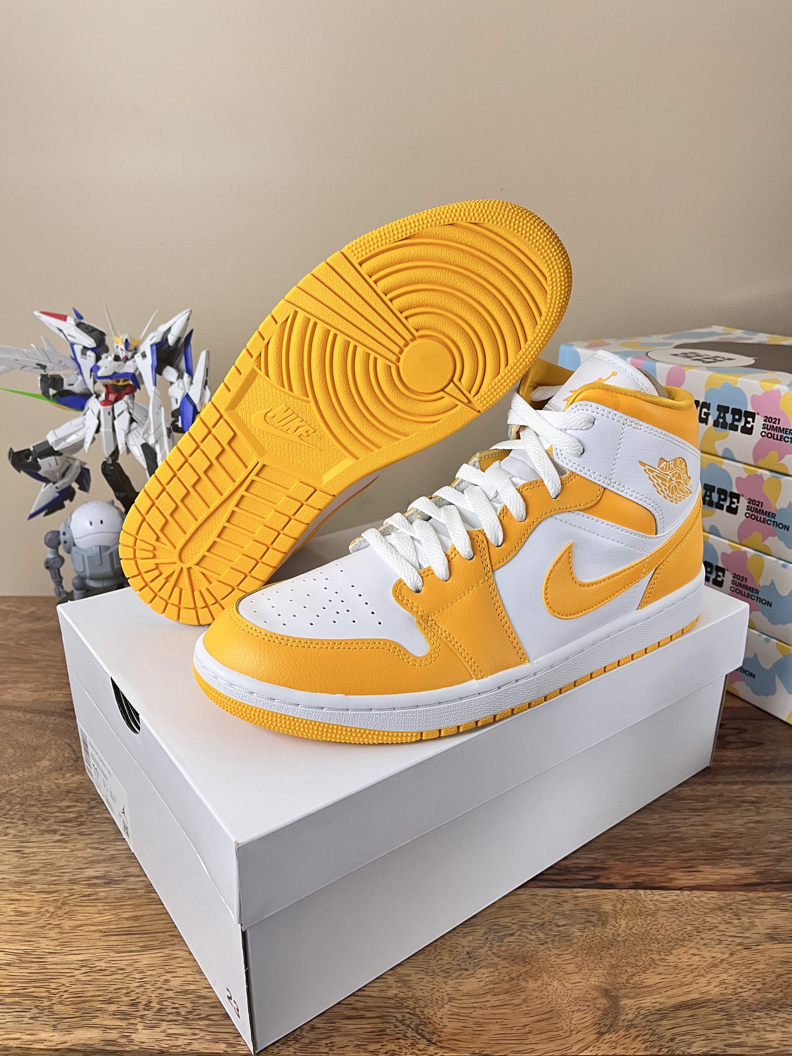 Jordan Brand NEW Air Jordan 1 Mid University Gold - Size 10 Size US 10 / EU 43 - 7 Thumbnail