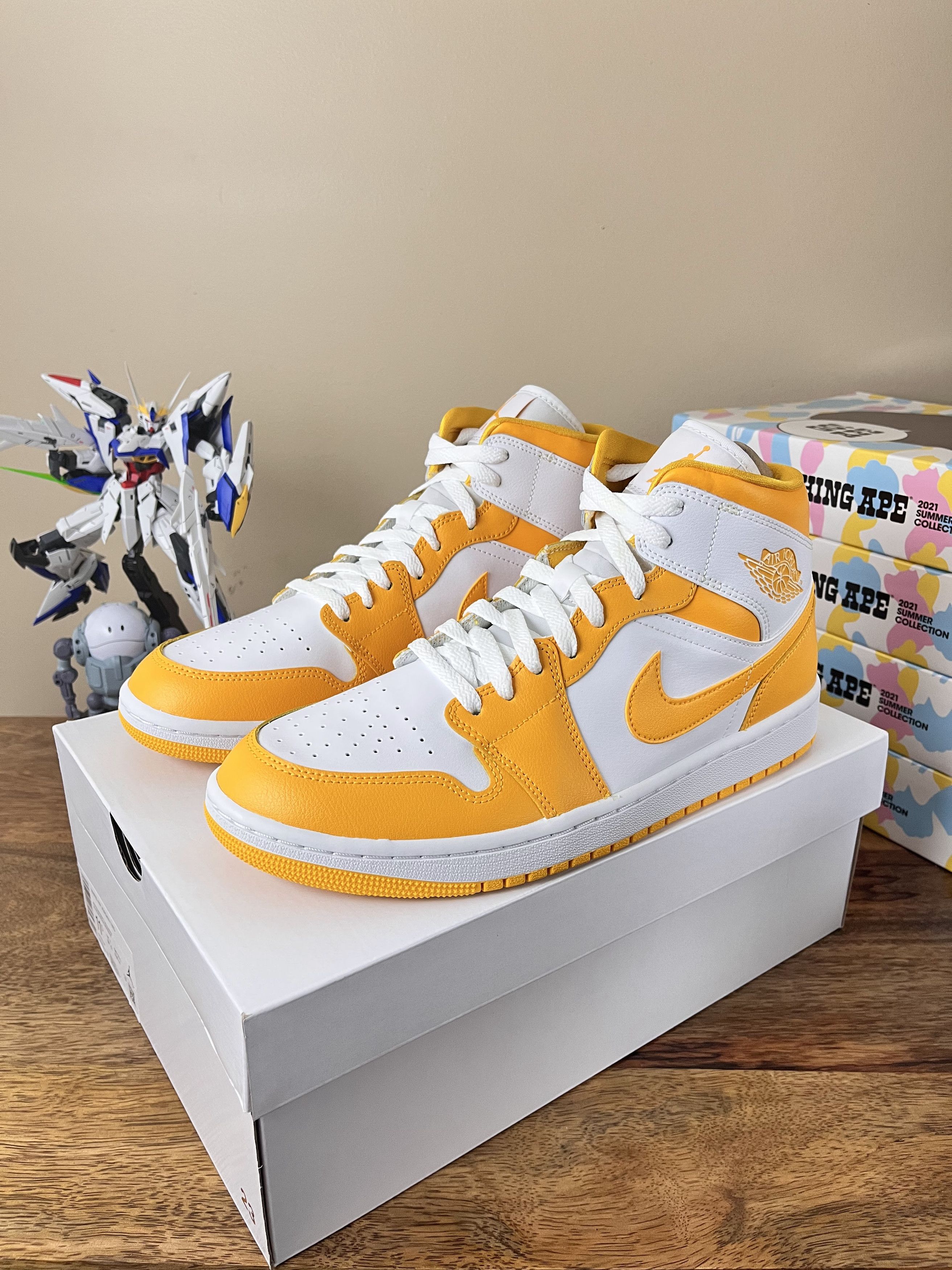 Jordan Brand NEW Air Jordan 1 Mid University Gold - Size 10 Size US 10 / EU 43 - 1 Thumbnail