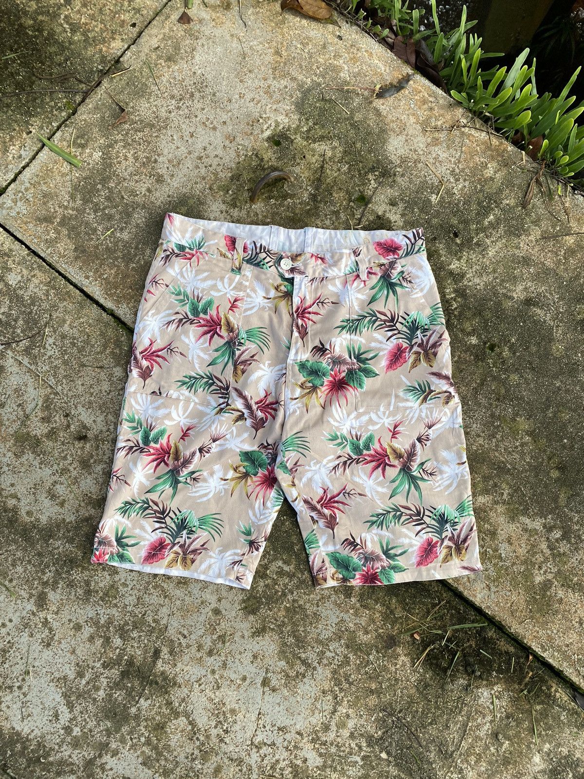 In The Attic In the attic floral riversible shorts Size US 32 / EU 48 - 1 Thumbnail