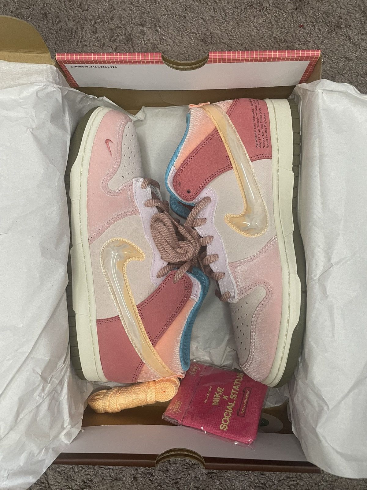 dunk mid social status strawberry