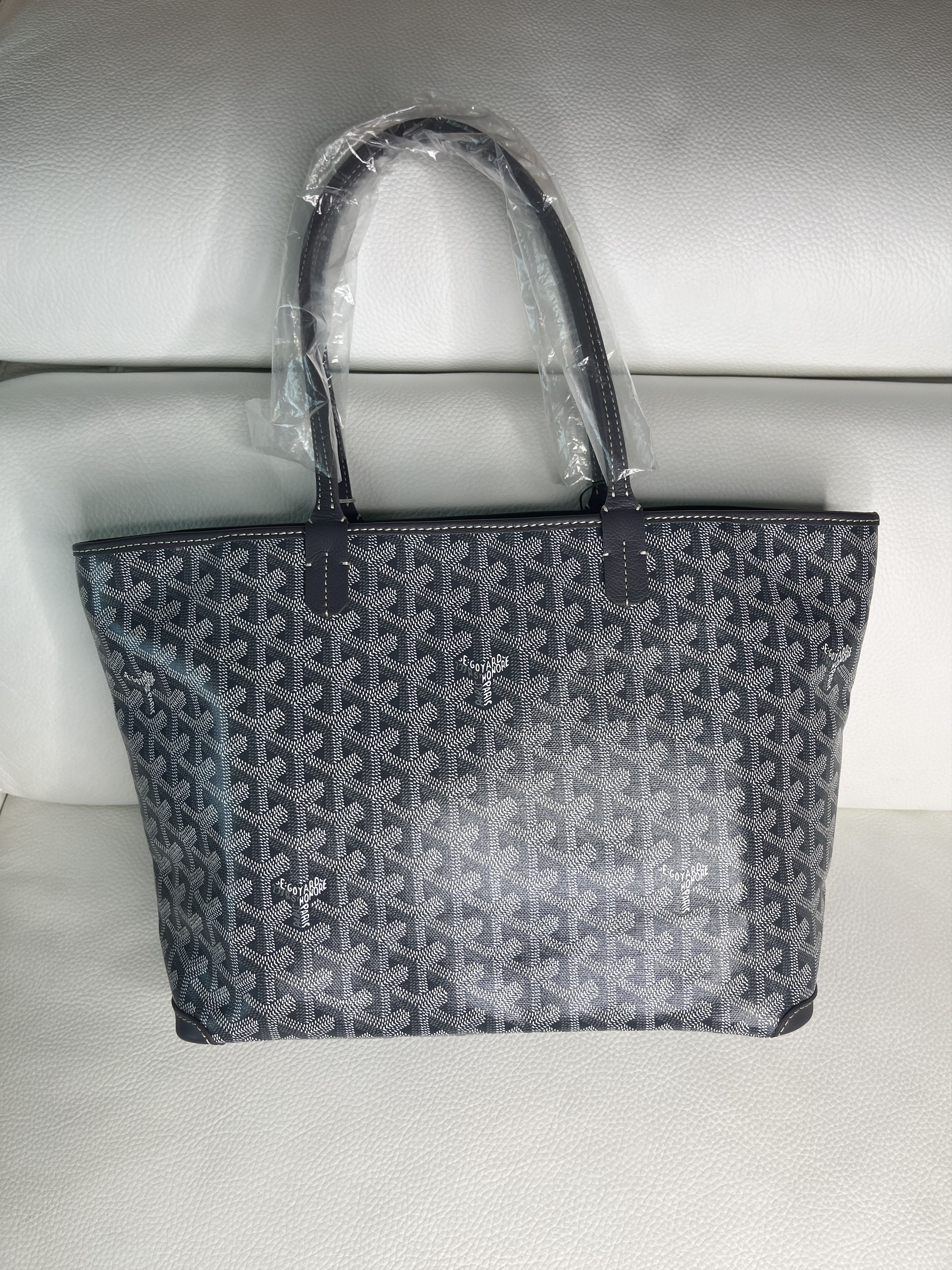 LIKE NEW! GOYARD ARTOIS 2023 (PM SIZE, SPECIAL GREY COLOR), Luxury, Bags &  Wallets on Carousell