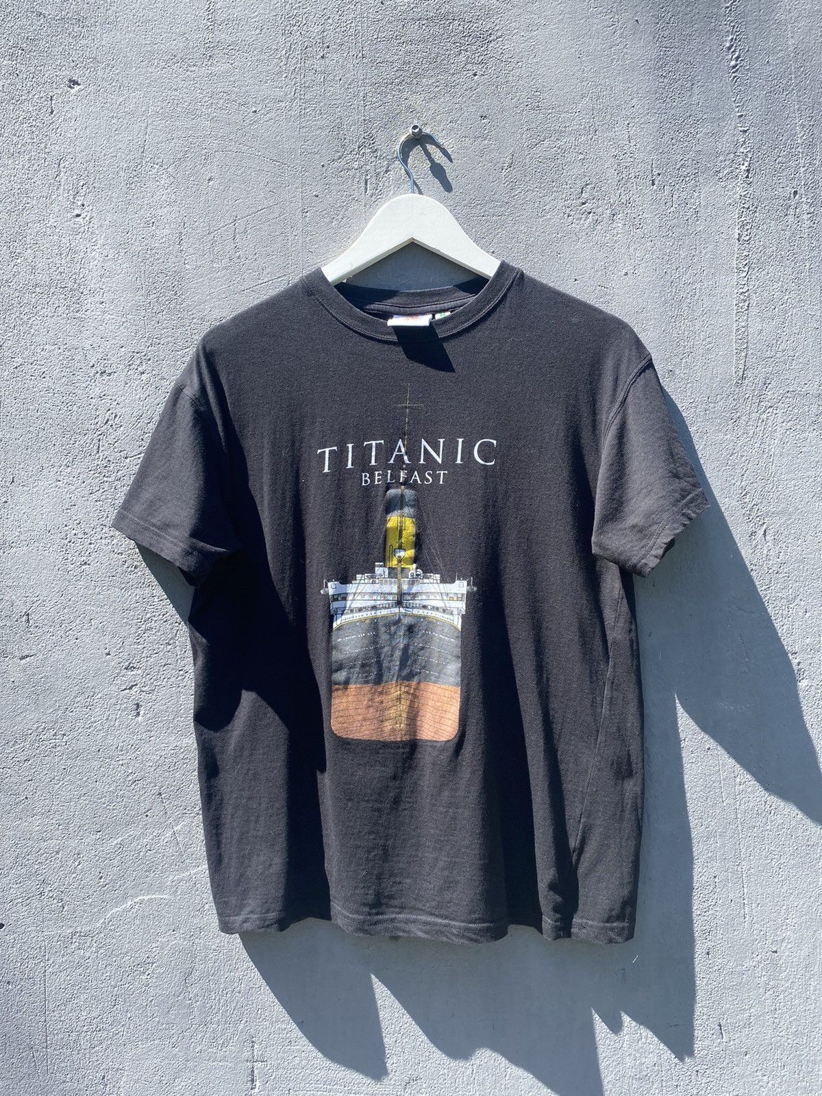 Vintage Vintage TITANIC BELFAST Movie T Shirt Di Caprio Size US M / EU 48-50 / 2 - 1 Thumbnail