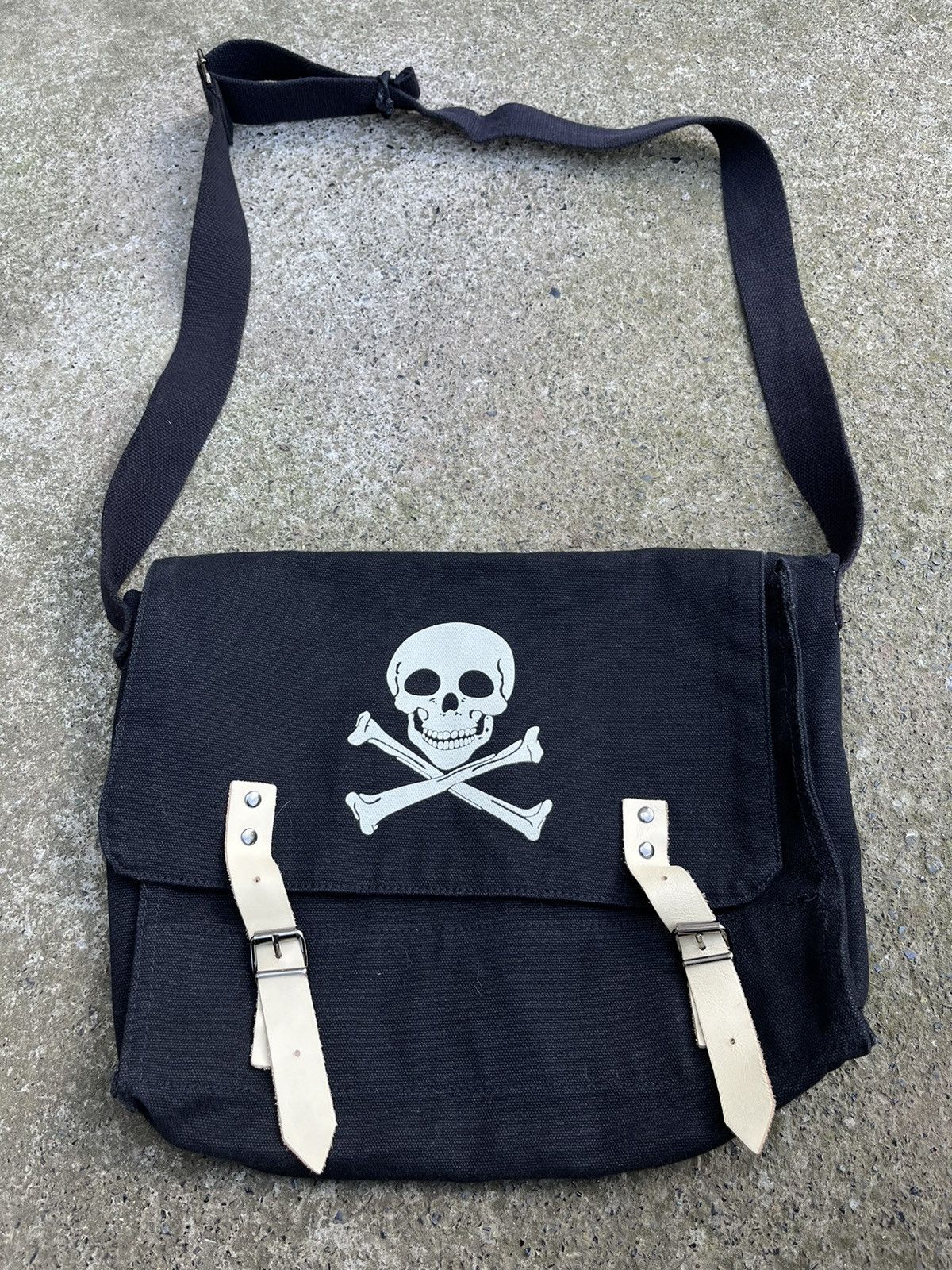 Japanese Brand Vintage Japanese Skull and Bones Crossbody Bag Messenger Size ONE SIZE - 1 Thumbnail