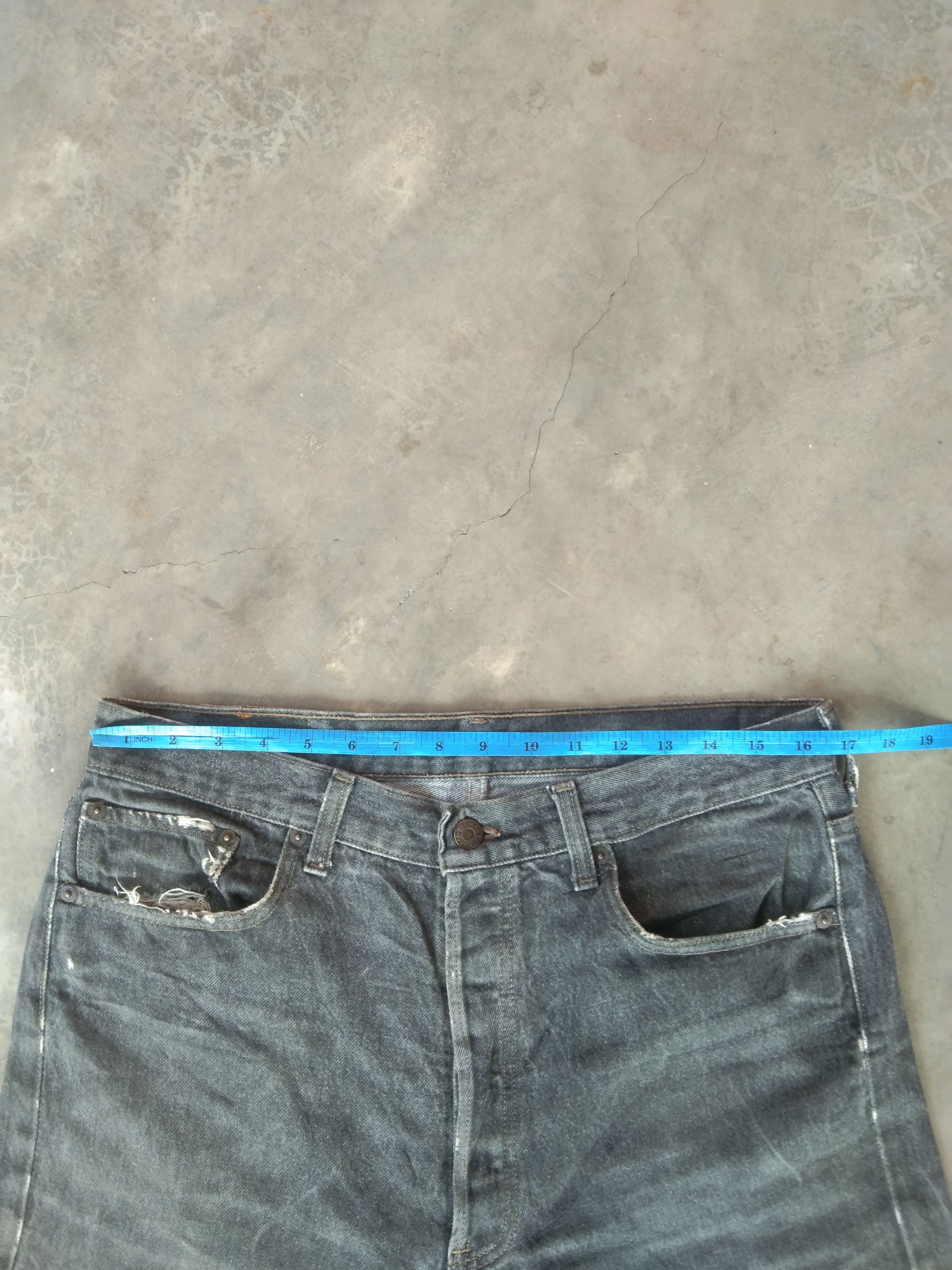 Levi's 90s Vintage Levi's 501 Made In USA Distressed Jeans 33x34 Size US 33 - 9 Thumbnail