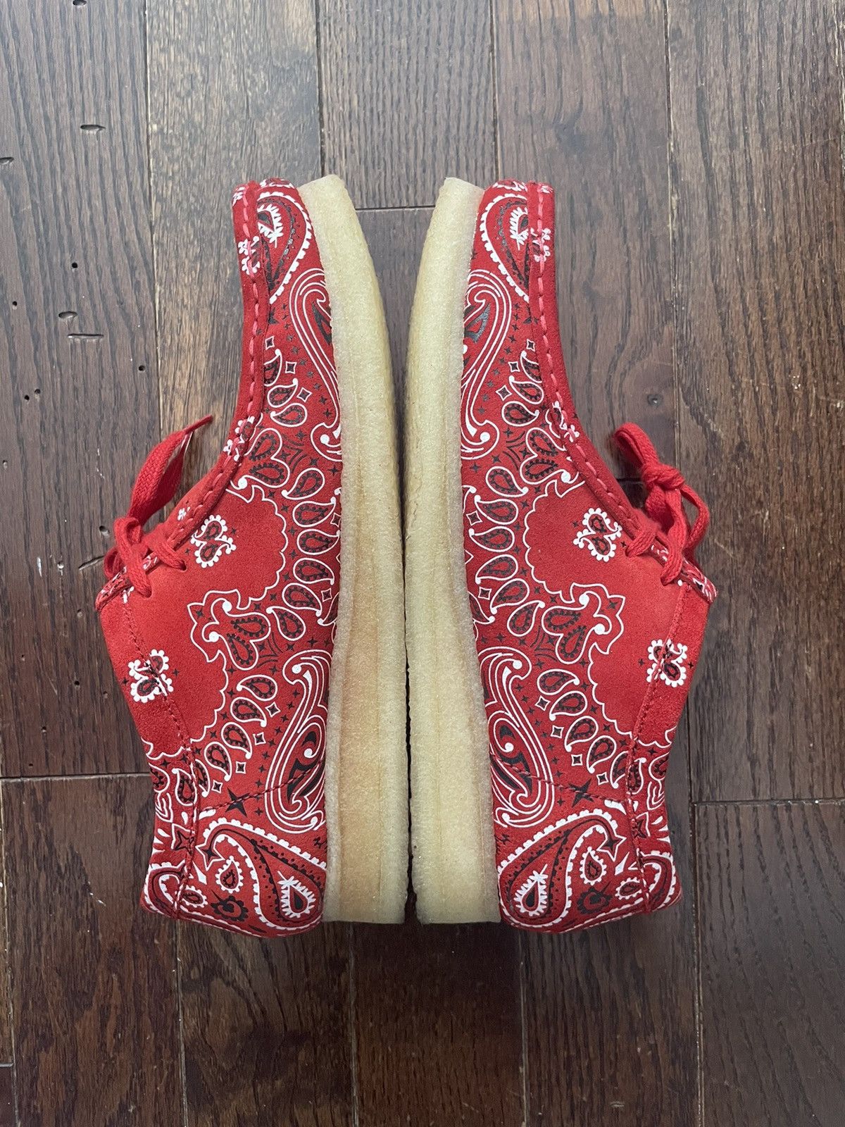 Clarks × Supreme Supreme Clarks Wallabees Low Paisley Bandana Red Size US 10.5 / EU 43-44 - 3 Thumbnail