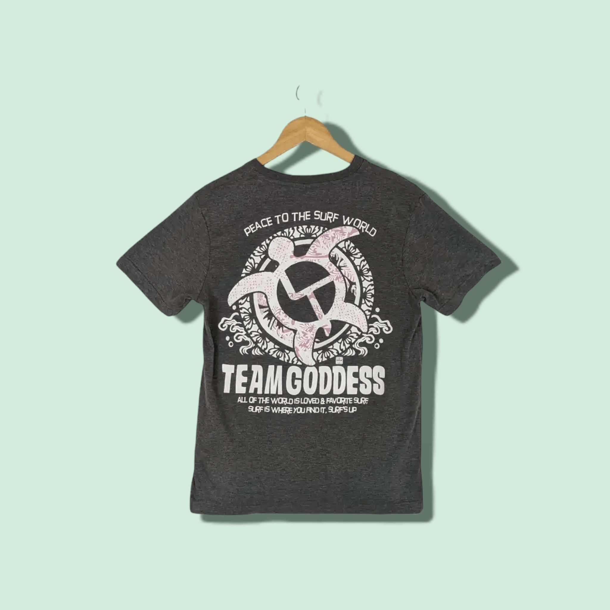 Japanese Brand TEAM GODDESS Hawaii Turtle Surf World Big Logo T-Shirt Size US M / EU 48-50 / 2 - 1 Thumbnail