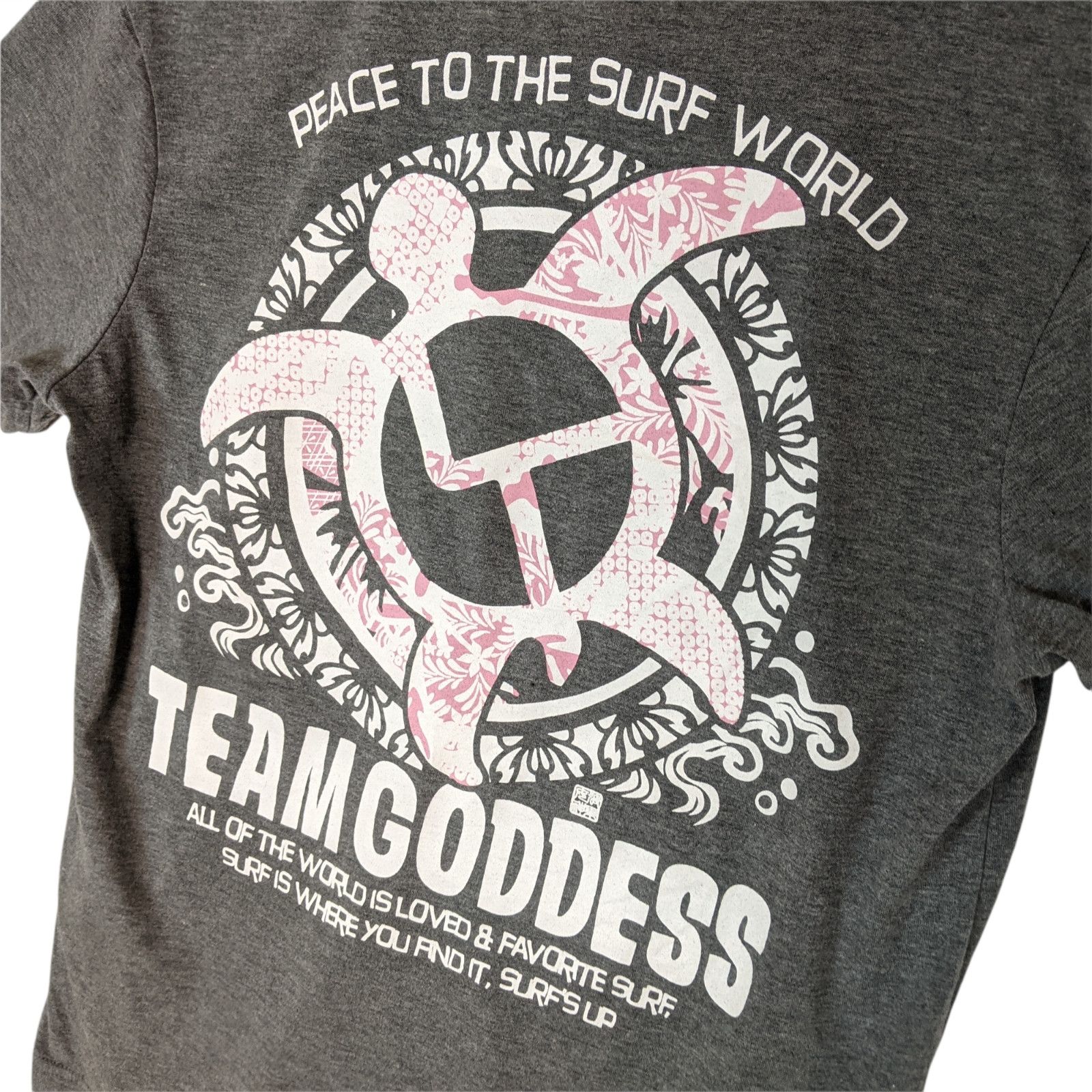 Japanese Brand TEAM GODDESS Hawaii Turtle Surf World Big Logo T-Shirt Size US M / EU 48-50 / 2 - 4 Thumbnail