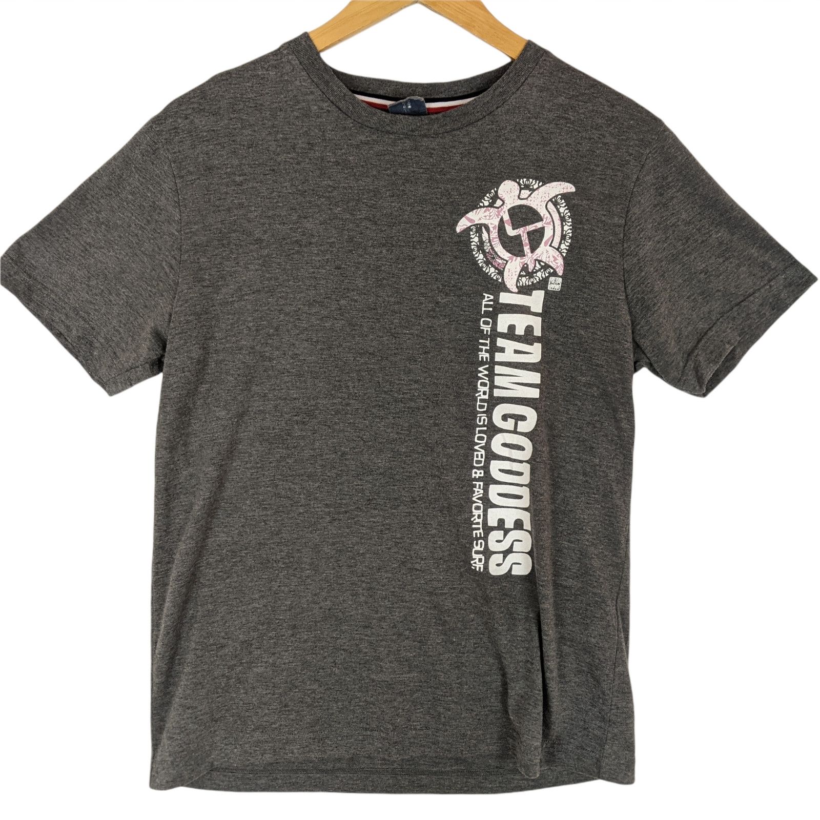 Japanese Brand TEAM GODDESS Hawaii Turtle Surf World Big Logo T-Shirt Size US M / EU 48-50 / 2 - 6 Thumbnail