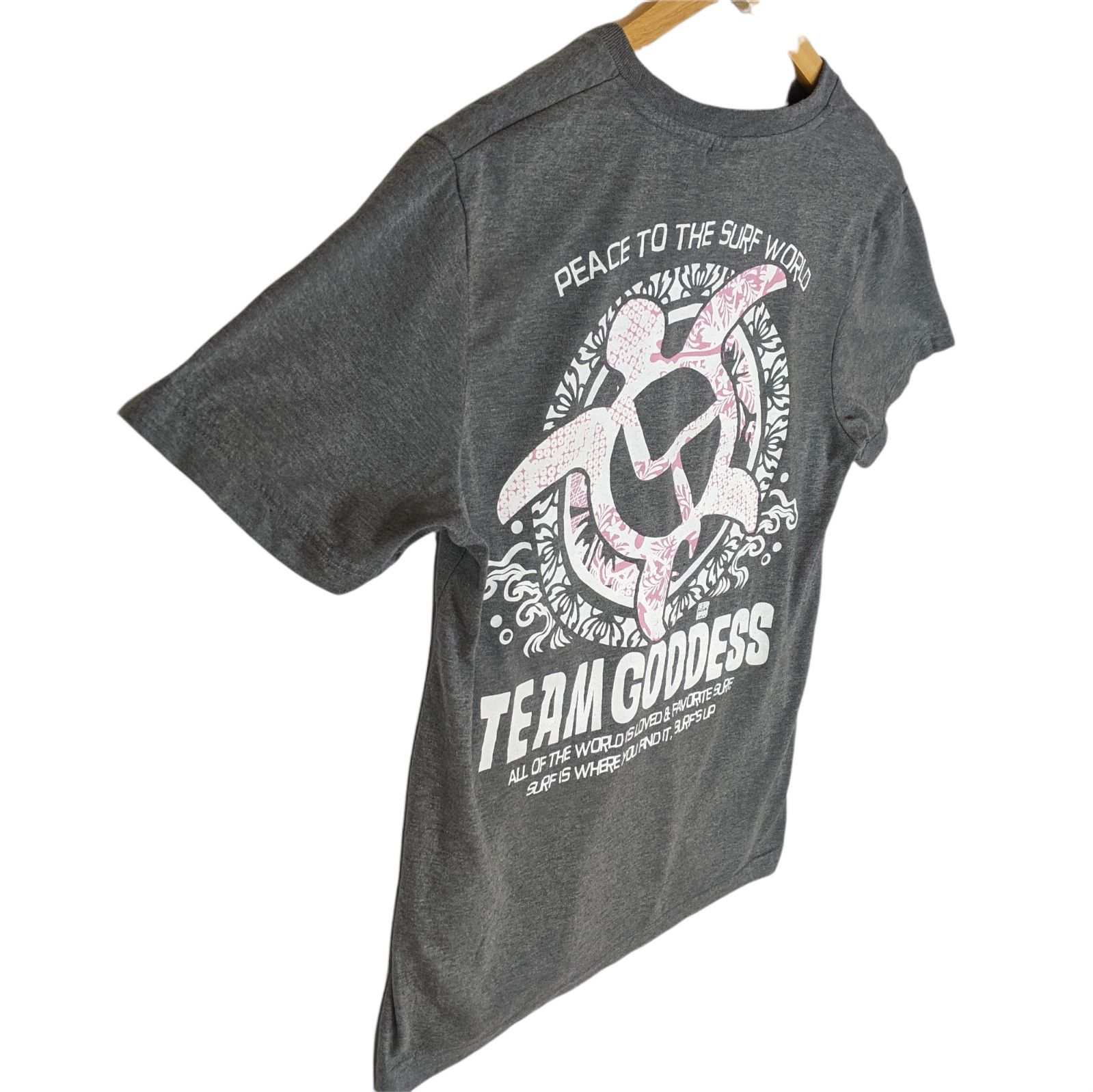 Japanese Brand TEAM GODDESS Hawaii Turtle Surf World Big Logo T-Shirt Size US M / EU 48-50 / 2 - 3 Thumbnail