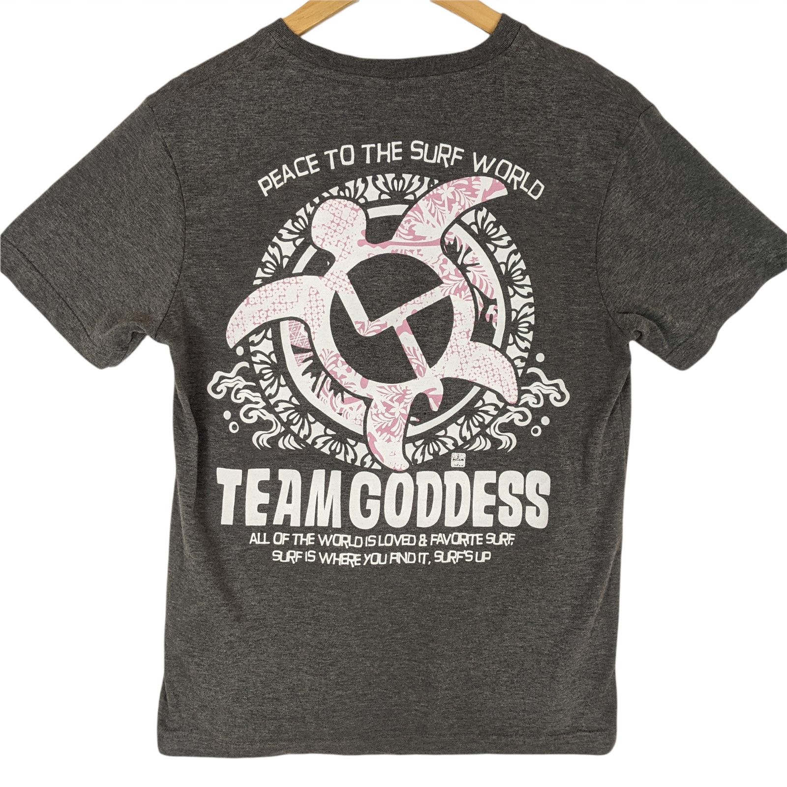 Japanese Brand TEAM GODDESS Hawaii Turtle Surf World Big Logo T-Shirt Size US M / EU 48-50 / 2 - 2 Thumbnail