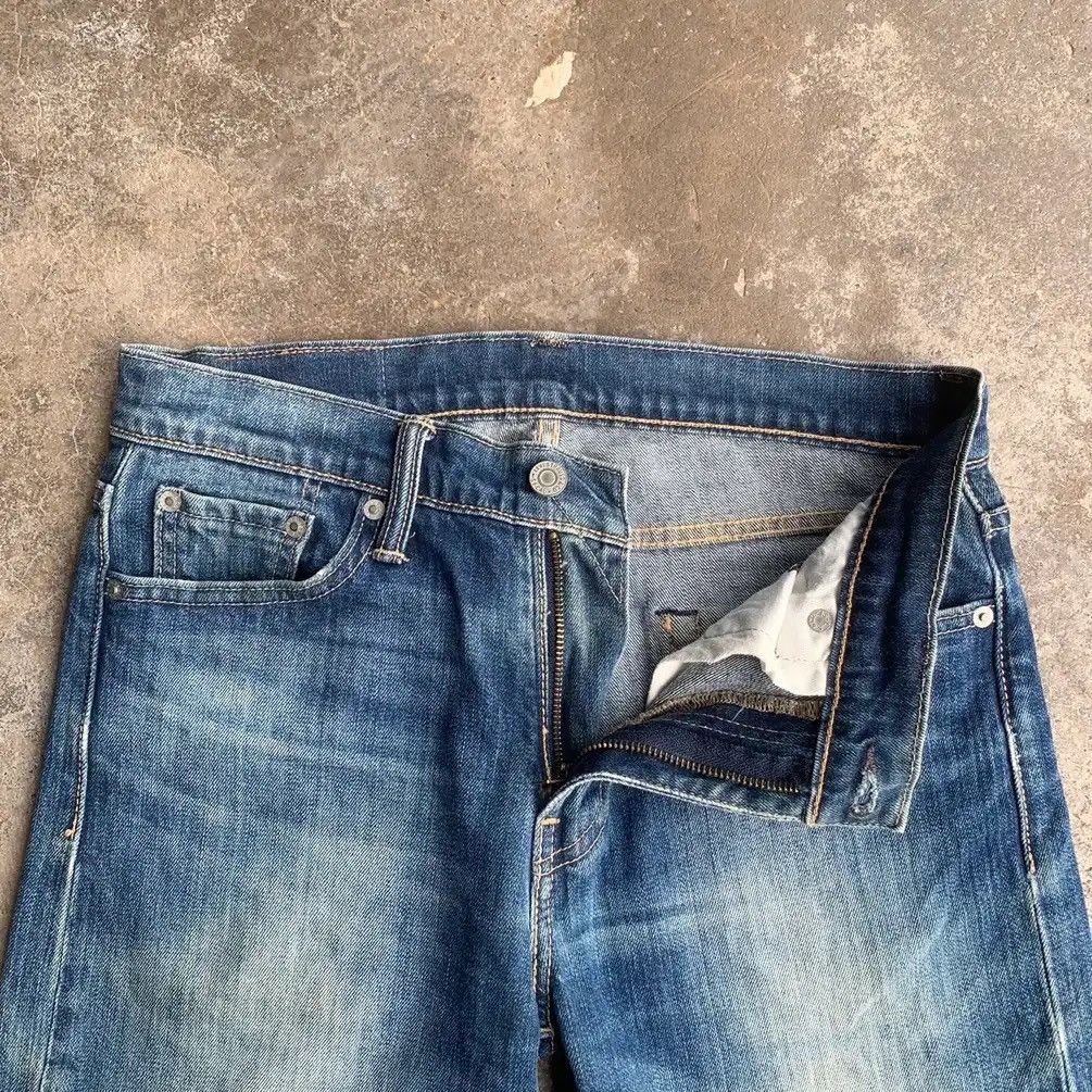 Levi's LEVI’S DISTRESSED DENIM LEVIS 513 TROUSERS BLUE WASH JEANS Size US 29 - 6 Thumbnail