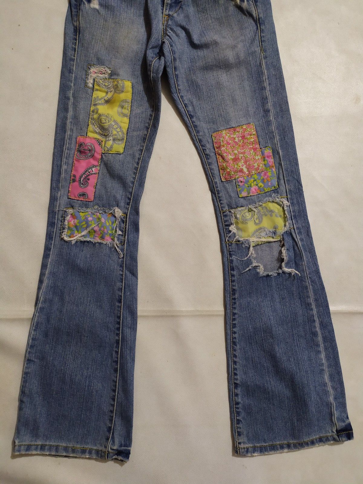 Levi's Levis Paisley Patchwork Distressed low rise flare Denim Size 27" / US 4 / IT 40 - 3 Thumbnail