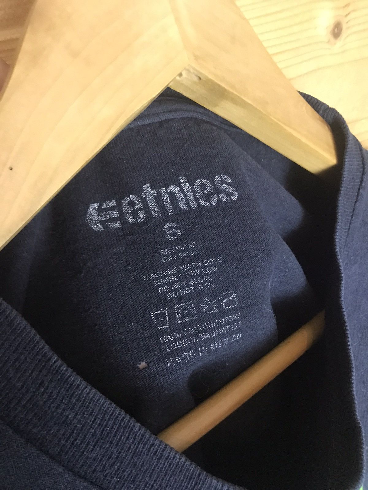 Vintage Etnies skateboarding big logo t-shirt Size US S / EU 44-46 / 1 - 7 Thumbnail