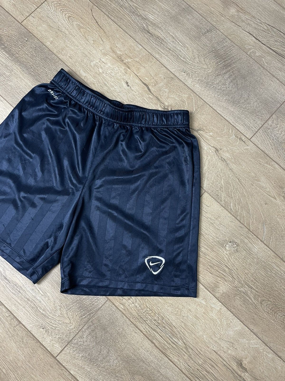 Nike Vintage Nike Y2K Swoosh Logo Shorts Size S Size US 30 / EU 46 - 2 Thumbnail