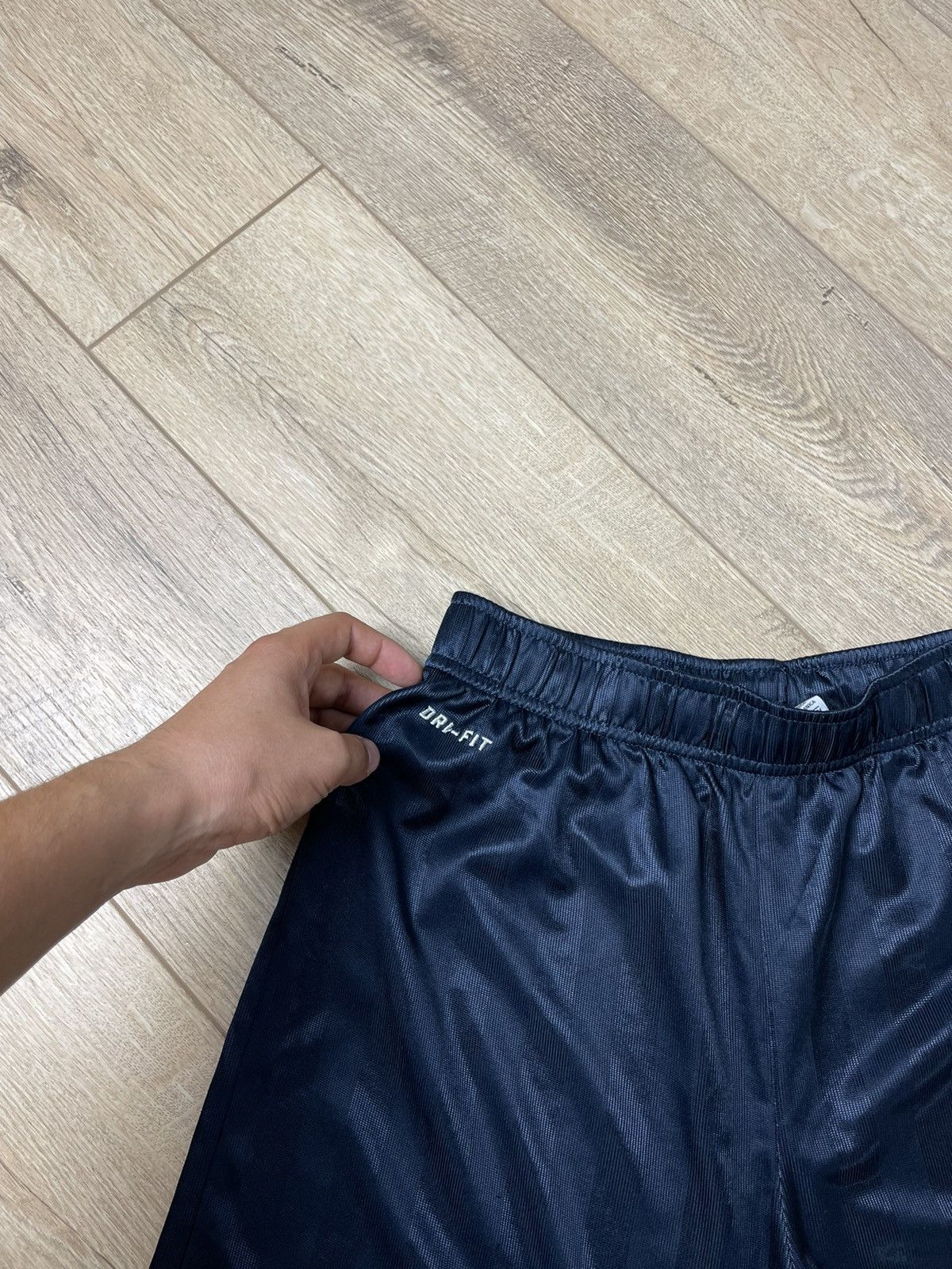 Nike Vintage Nike Y2K Swoosh Logo Shorts Size S Size US 30 / EU 46 - 3 Thumbnail