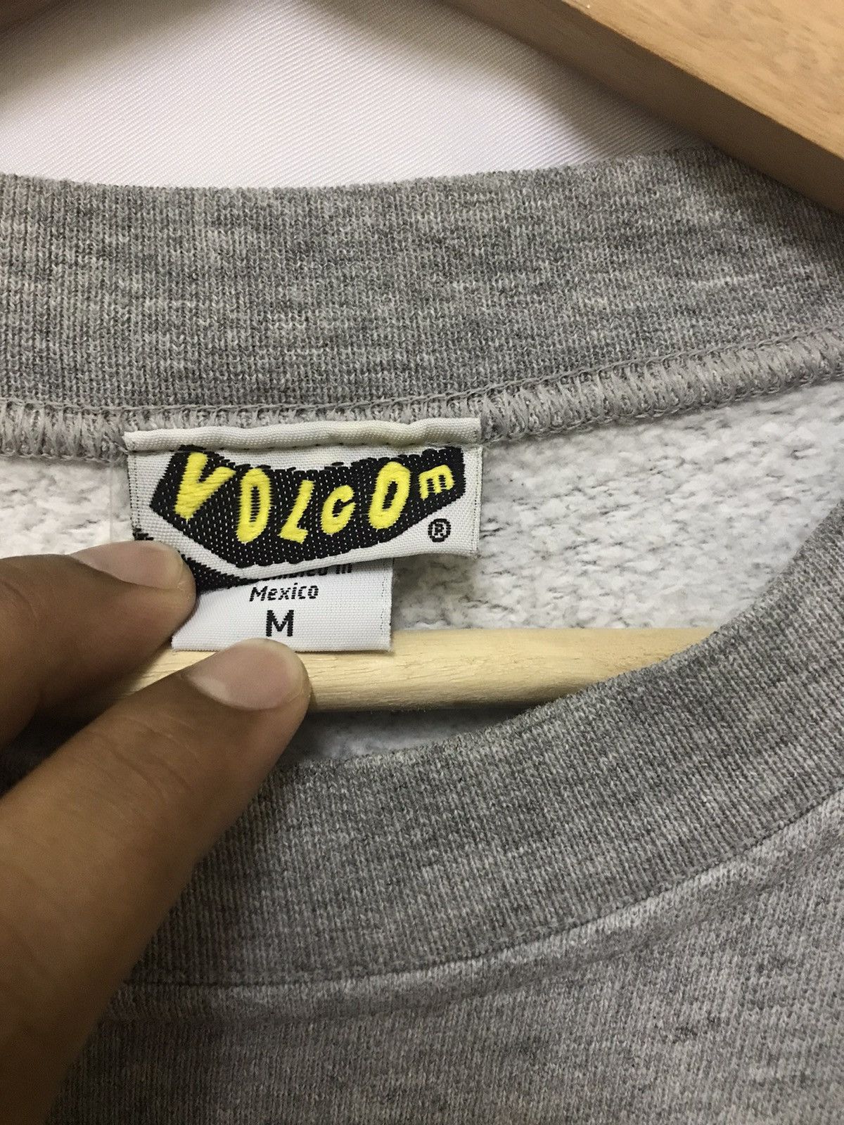 Japanese Brand × Volcom Vintage VOLCOM Sweatshirt Embroidered Streetwear Size US M / EU 48-50 / 2 - 5 Thumbnail