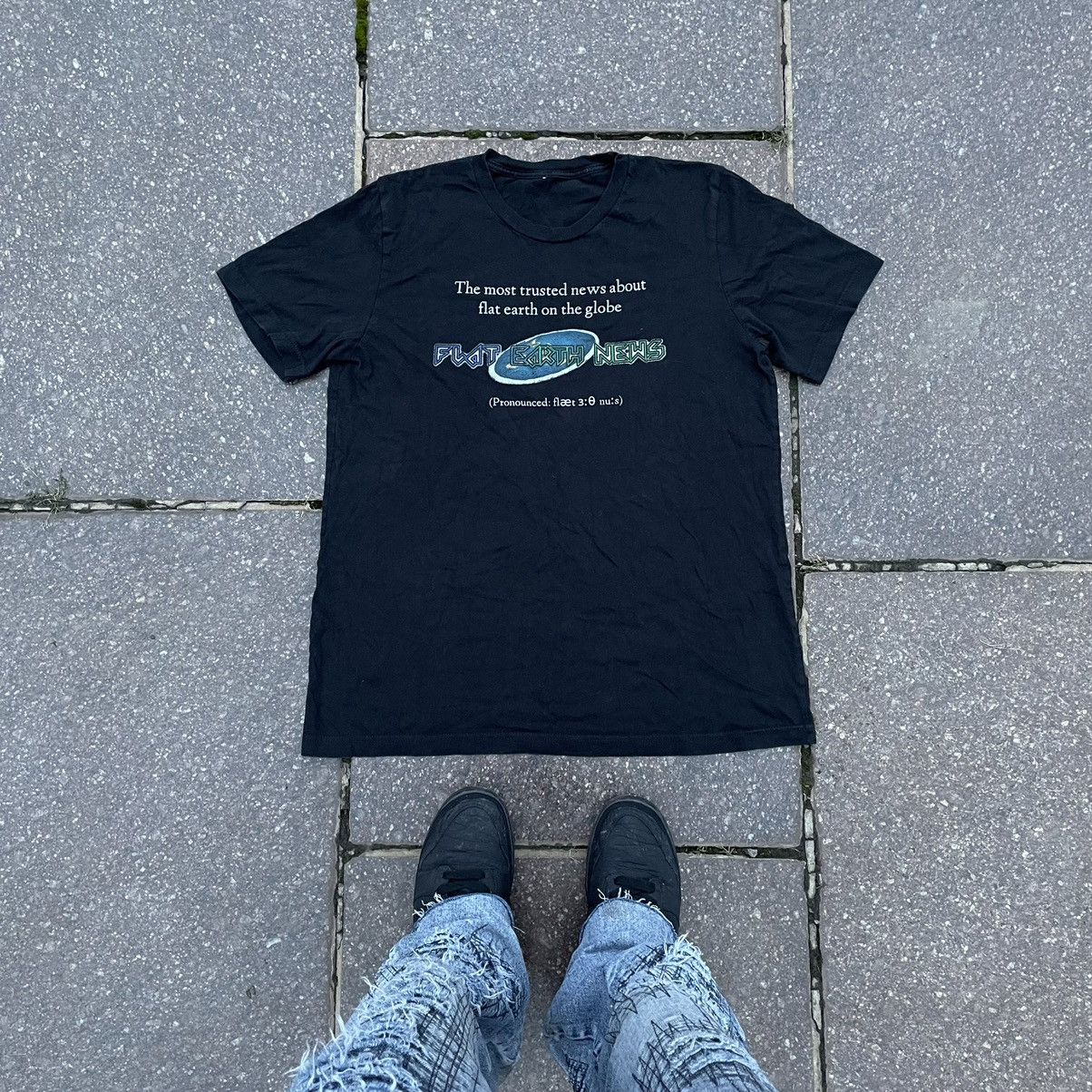 Vintage Vintage Y2K Sun Faded Graphic Tee Earth Flat News Skate L Size US L / EU 52-54 / 3 - 1 Thumbnail