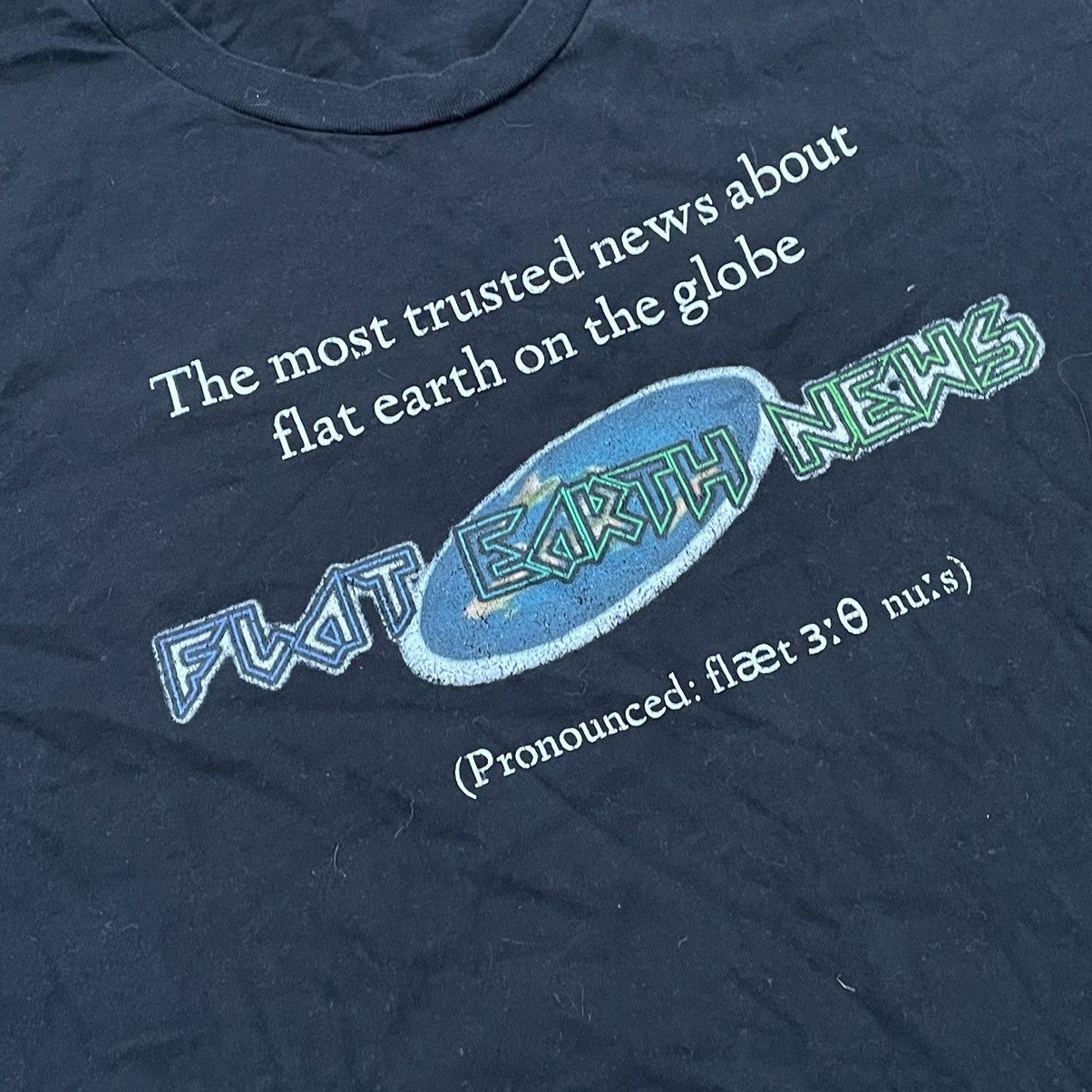Vintage Vintage Y2K Sun Faded Graphic Tee Earth Flat News Skate L Size US L / EU 52-54 / 3 - 6 Thumbnail