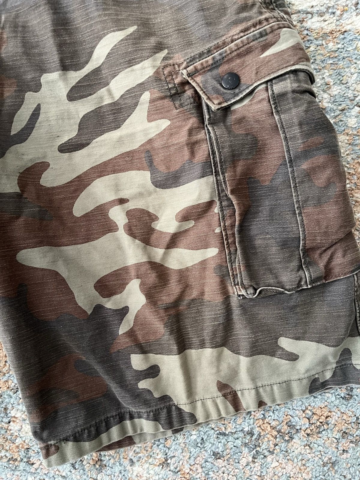 Levi's VTG Levi's Camo Cargo Shorts Size 40 Faded Brown Size US 40 / EU 56 - 2 Thumbnail