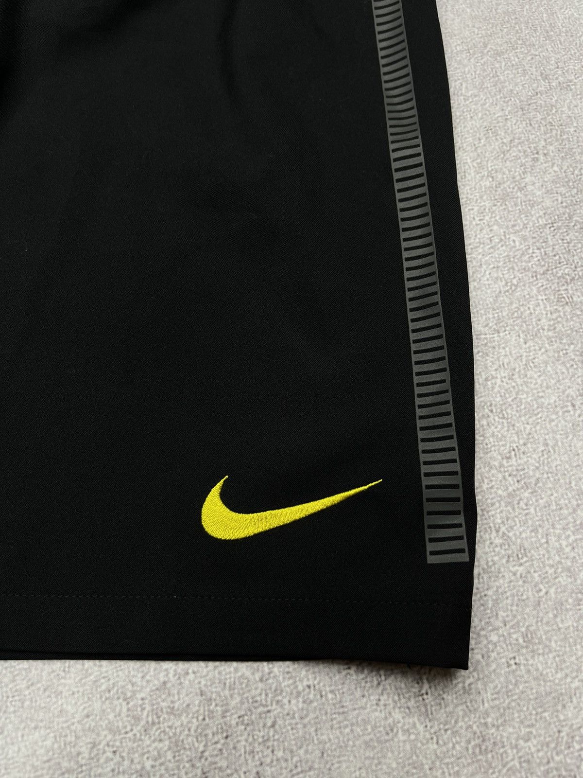 Nike Vintage Nike Barcelona Soccer Black Shorts Jersey Y2K Size US 30 / EU 46 - 5 Thumbnail