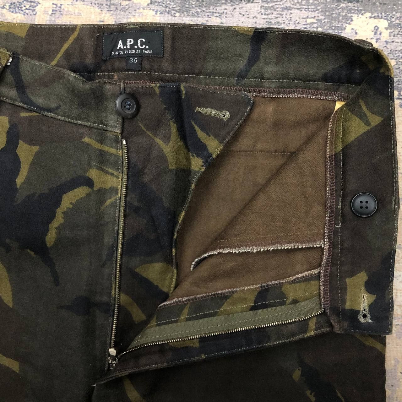 A.P.C. P31 RUE DE LEURUS PARIS A.P.C. CAMO SLIM PANTS Size US 29 - 7 Thumbnail