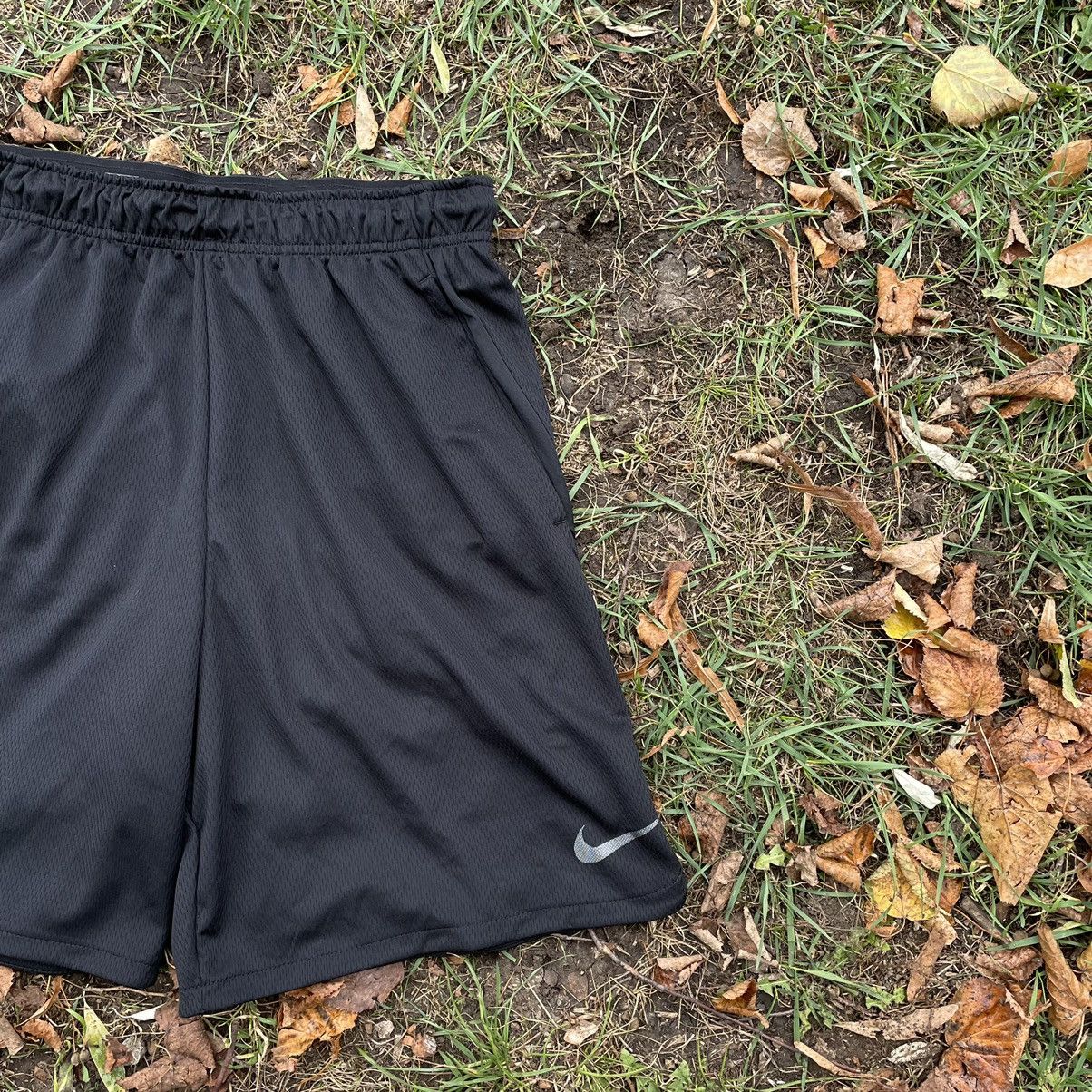 Vintage Vintage Nike Swoosh Shorts Y2K Streetwear Skate Graphic 32 Size US 32 / EU 48 - 2 Thumbnail