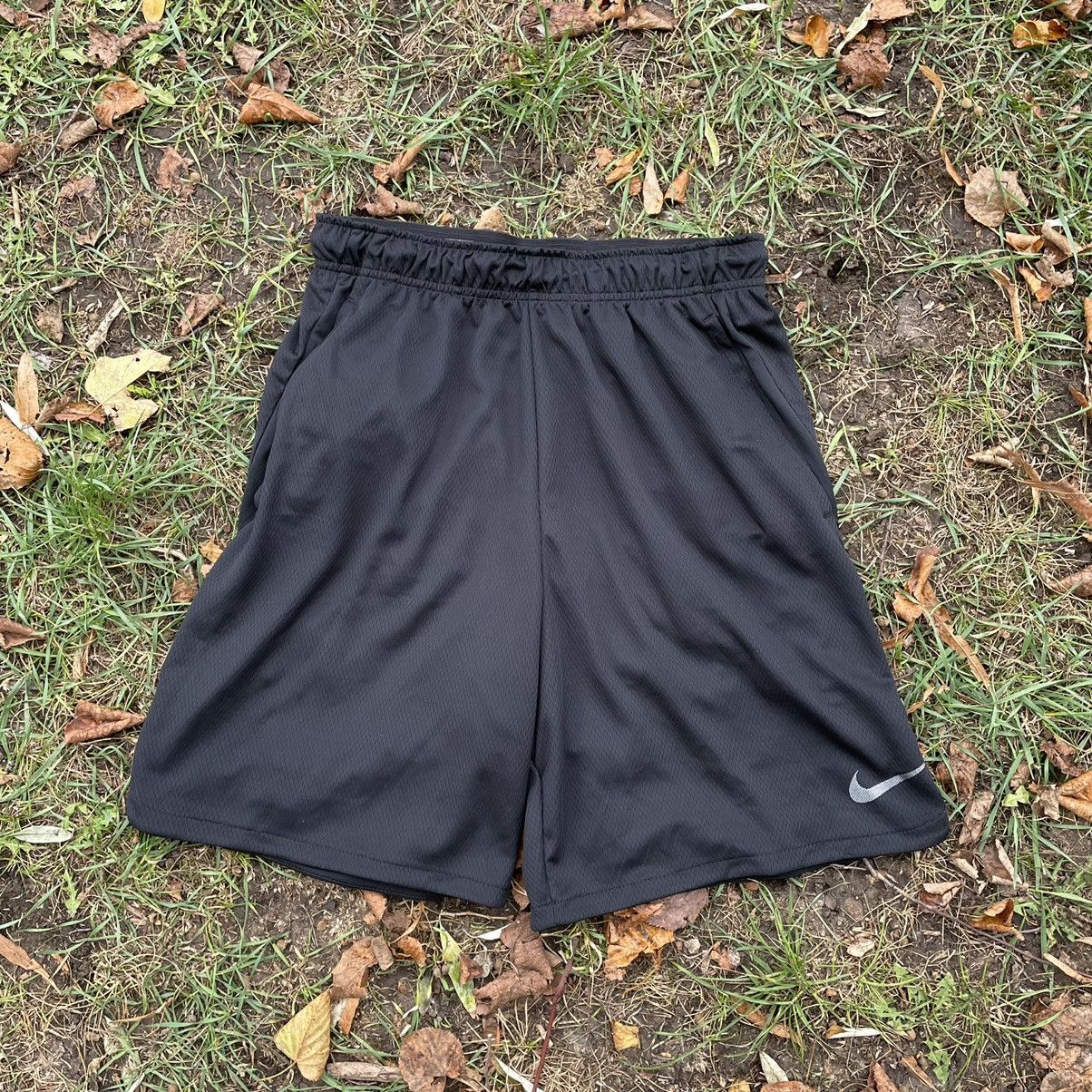 Vintage Vintage Nike Swoosh Shorts Y2K Streetwear Skate Graphic 32 Size US 32 / EU 48 - 1 Thumbnail