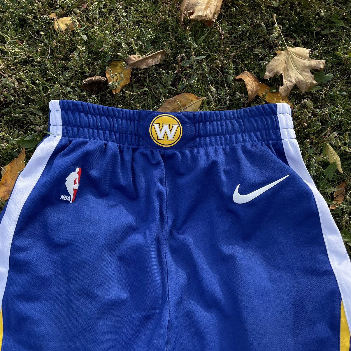Vintage Vintage 90s Nike Basketball Shorts Swoosh Logo Streetwear 30 Size US 30 / EU 46 - 3 Thumbnail